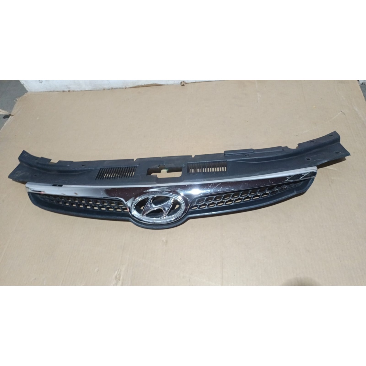 Grade  Hiunday I30 2010 Usado Original Com Avaria Pequeno Na Preto Cromado - Imagem 3