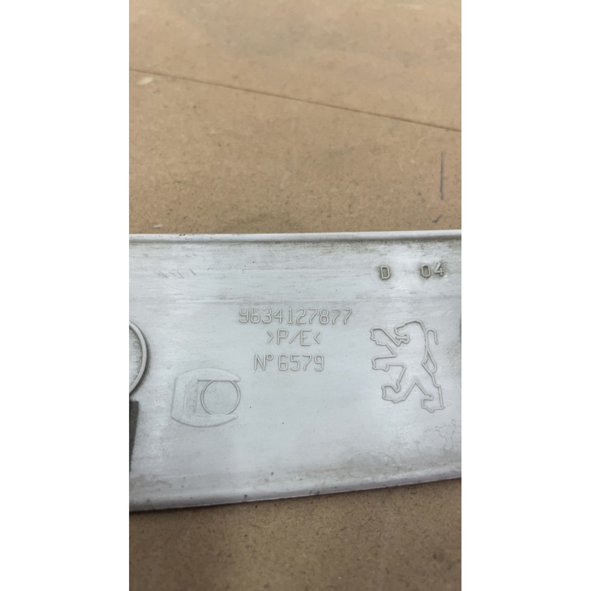 Moldura Acabamento Superior Porta Malas Peugeot 307 1.6 - Imagem 4