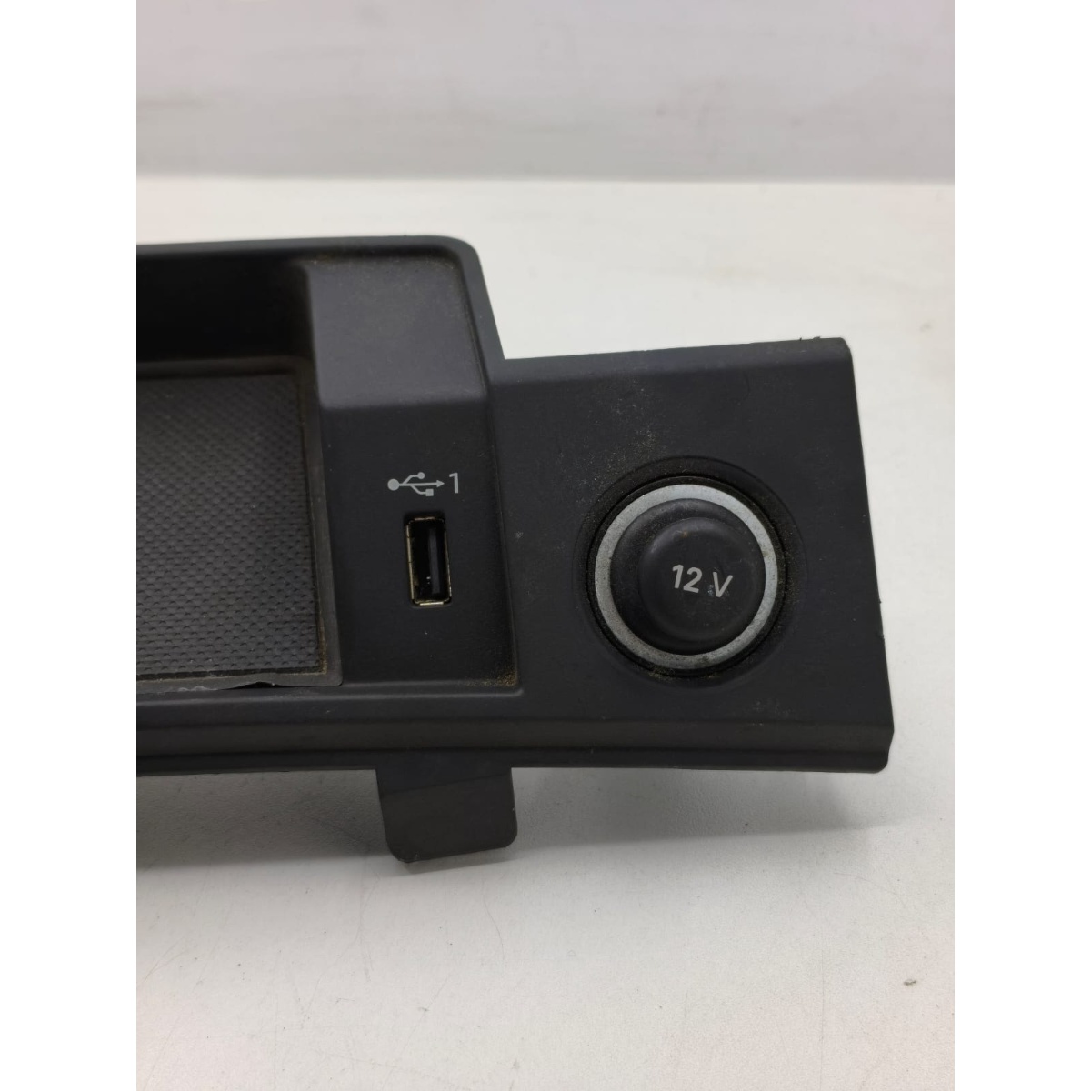 Acabamento Tomada Usb Console Audi Q5 2020/2024 - Imagem 5