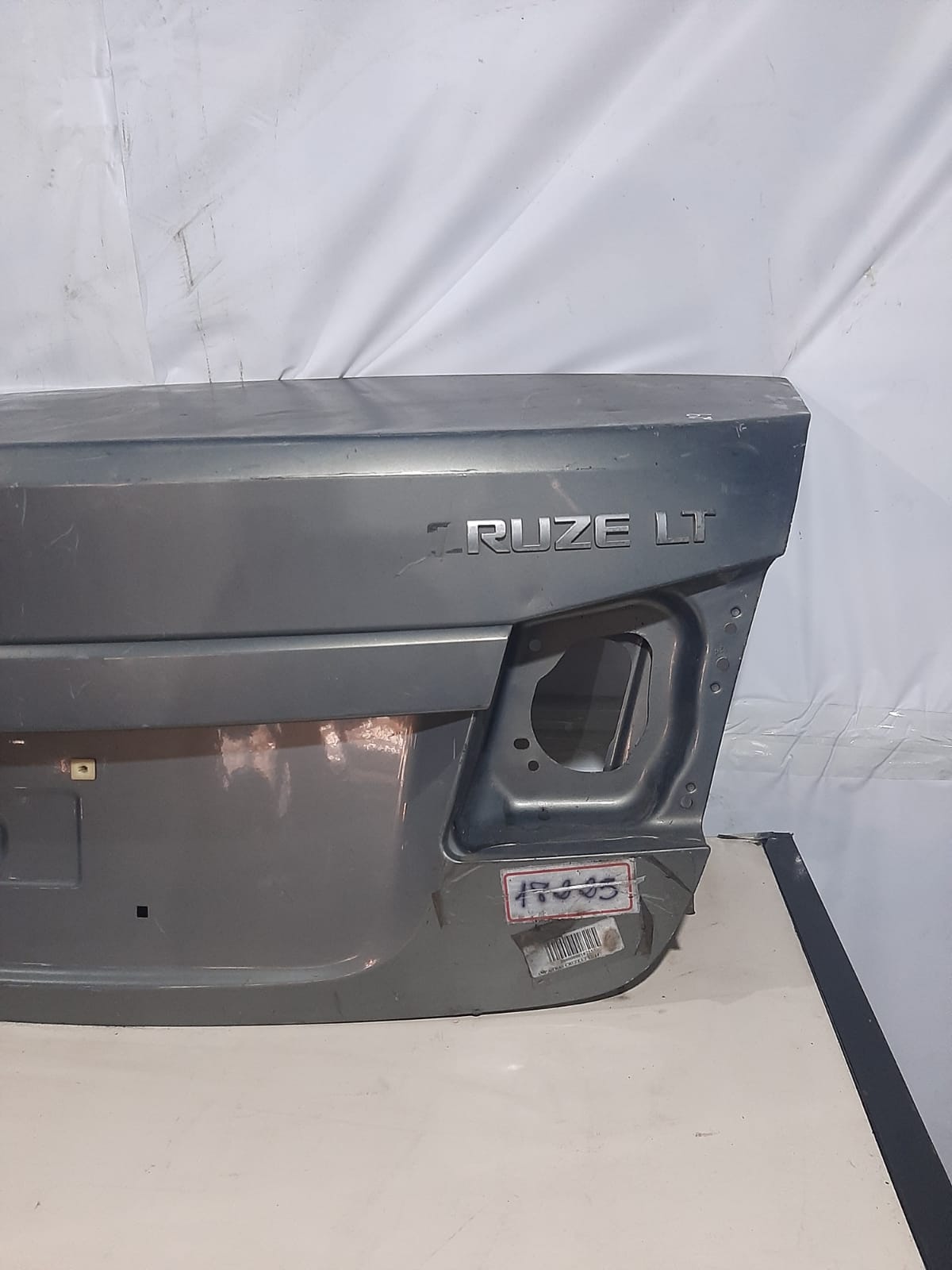 TAMPA TRASEIRA CRUZE 2012/2014 (CINZA) - Imagem 3