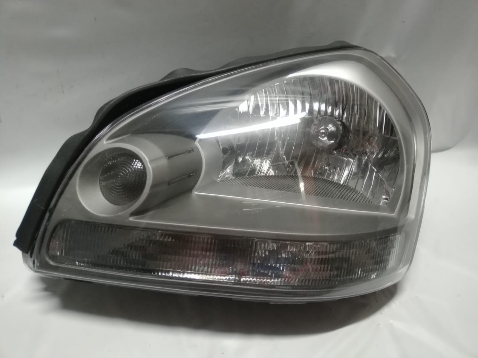 FAROL HYUNDAI TUCSON 2004 / 2010 PISCA CRISTAL LE NOVO @