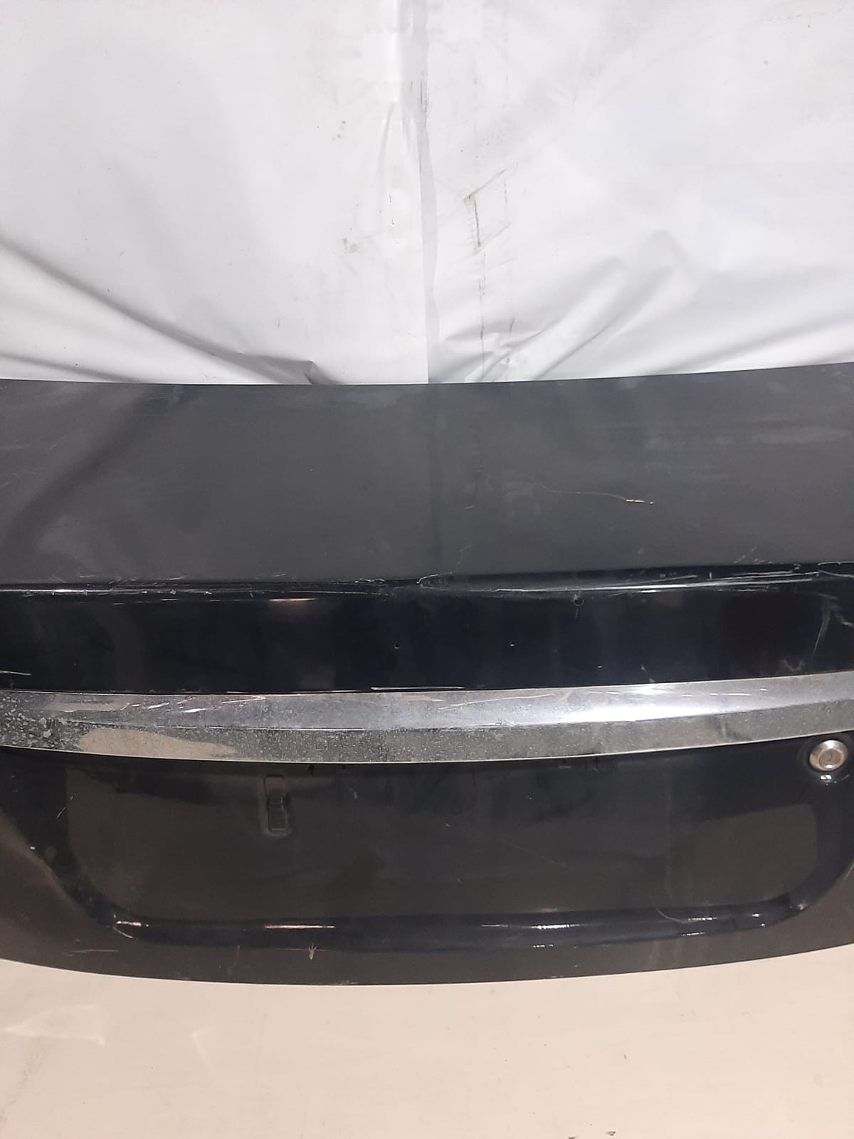 TAMPA TRASEIRA J3 SEDAN (PRETA) - Imagem 2