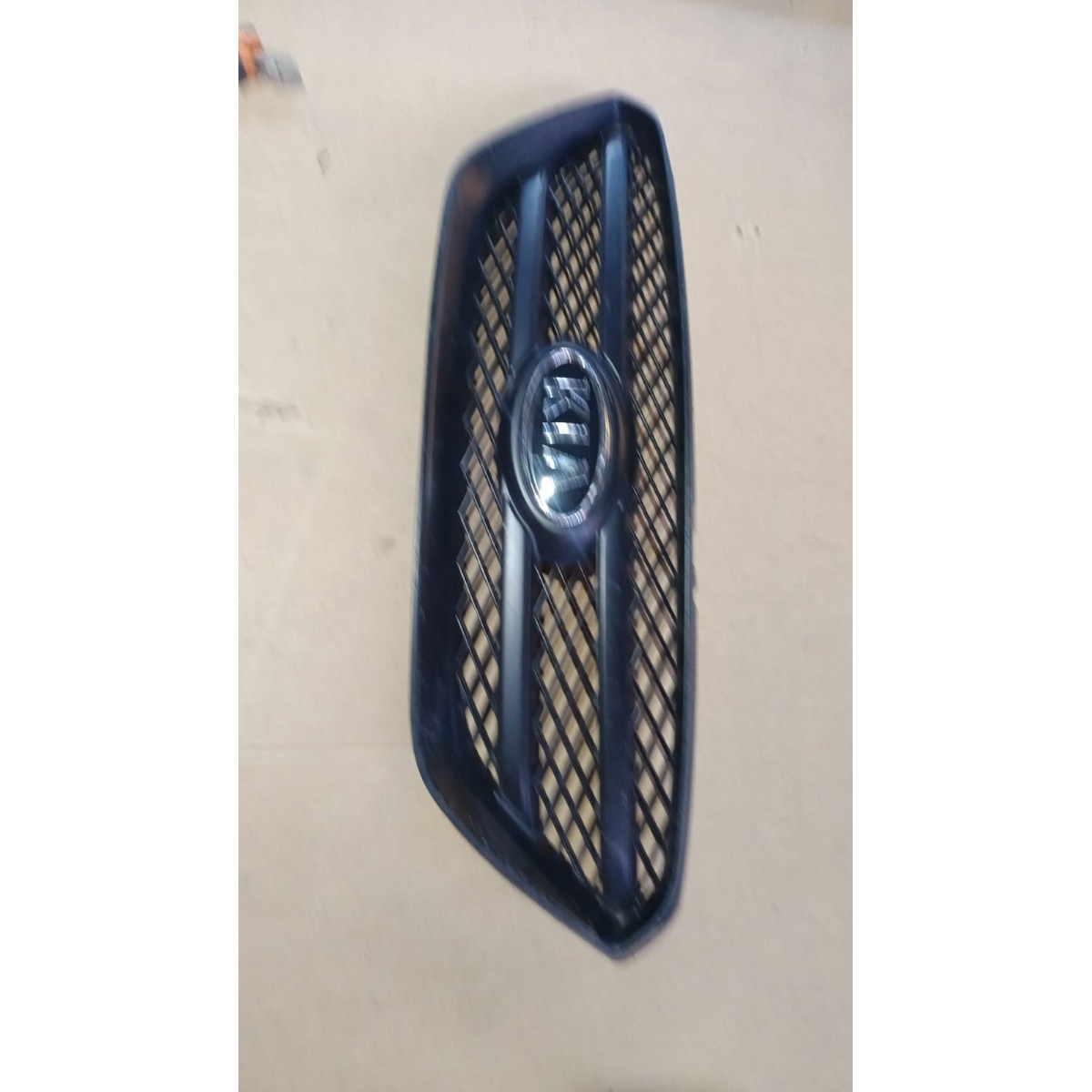 Grade Dianteiro Kia SorentoUsado original com detalhe pequen - Imagem 2
