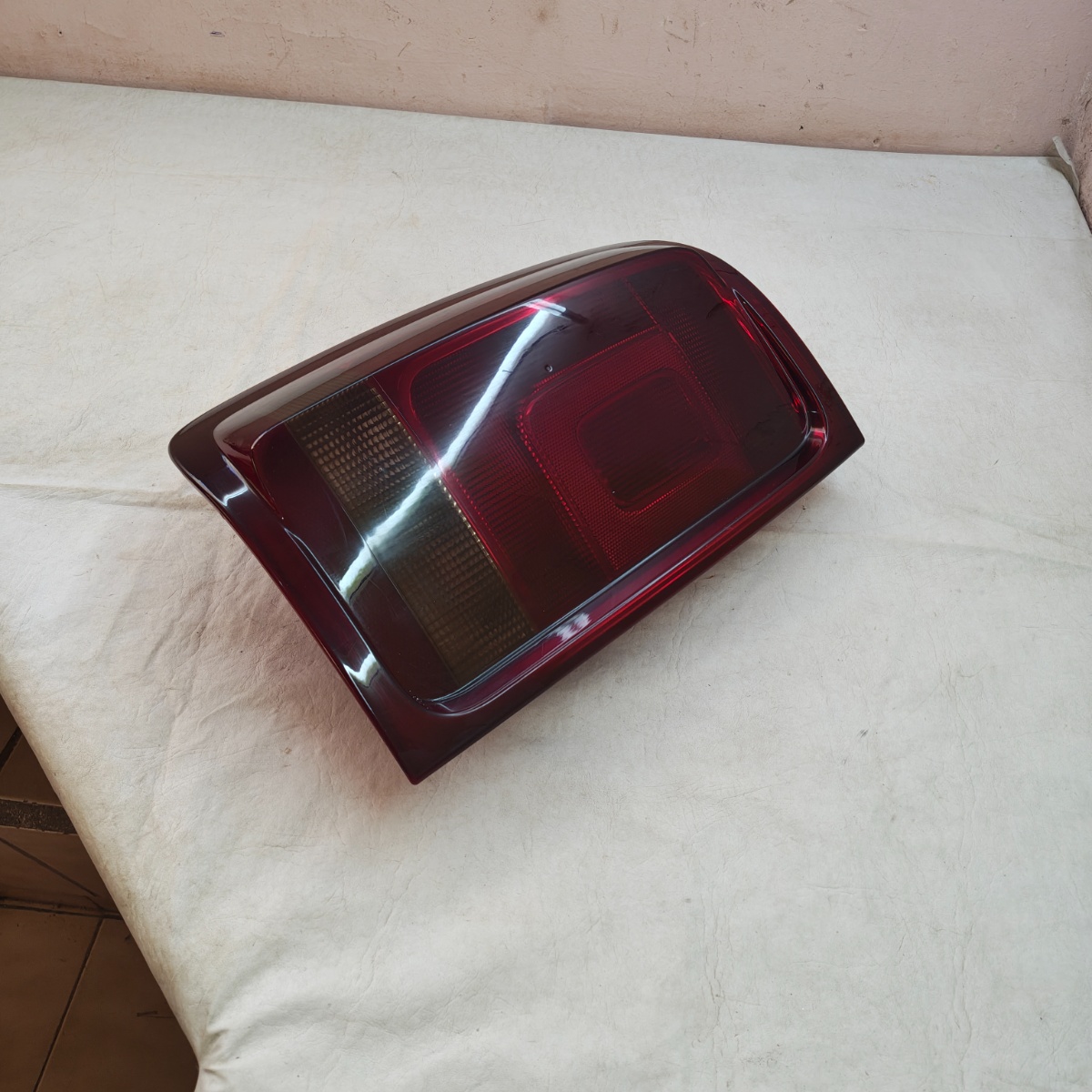 Lanterna Amarok Esquerdo 2014 A 2019 Original Fume Esquerdo/motorista Fumê Escuro - Imagem 2