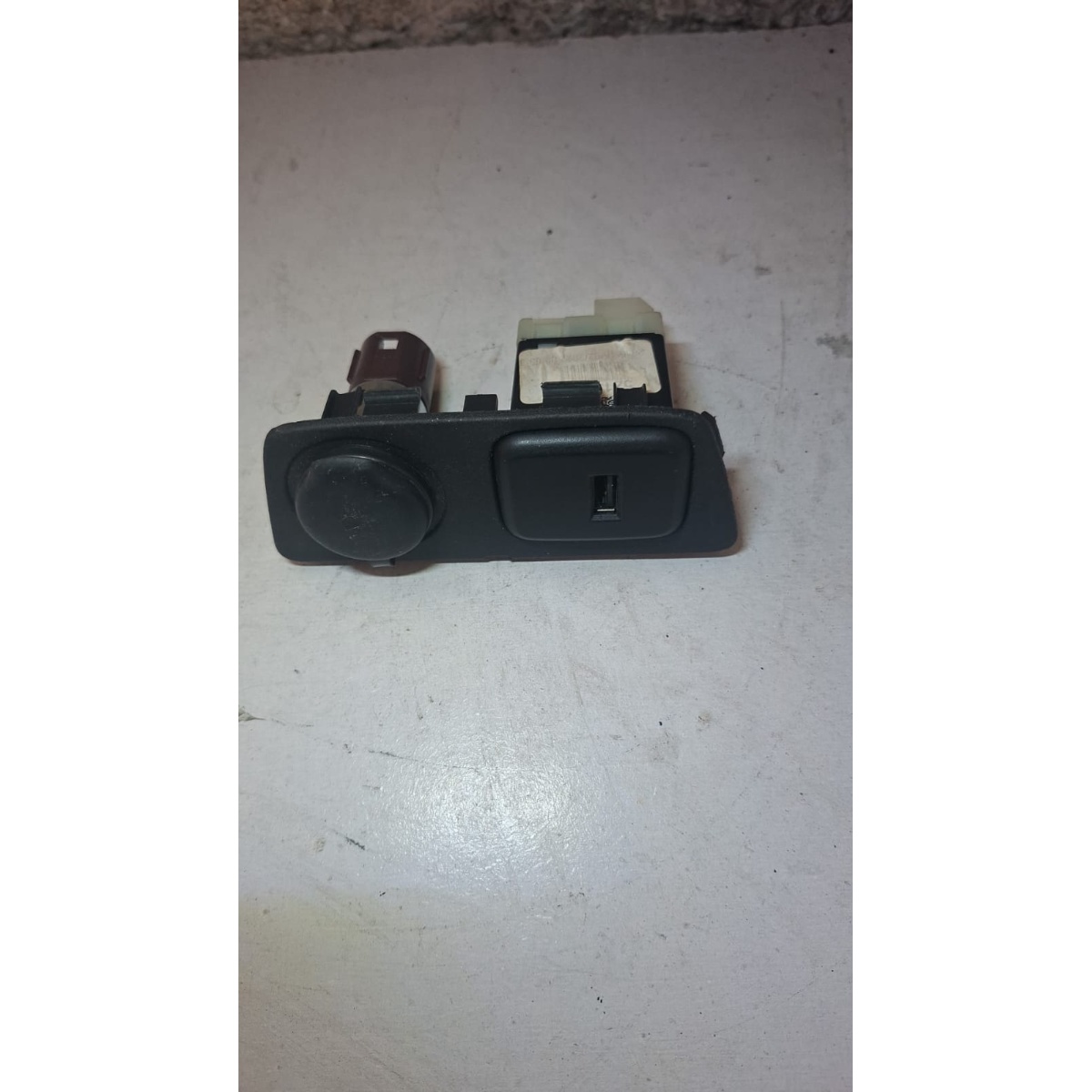 Tomada Usb Chevrolet Onix Tracker 20/21/22 13519246 - Imagem 2