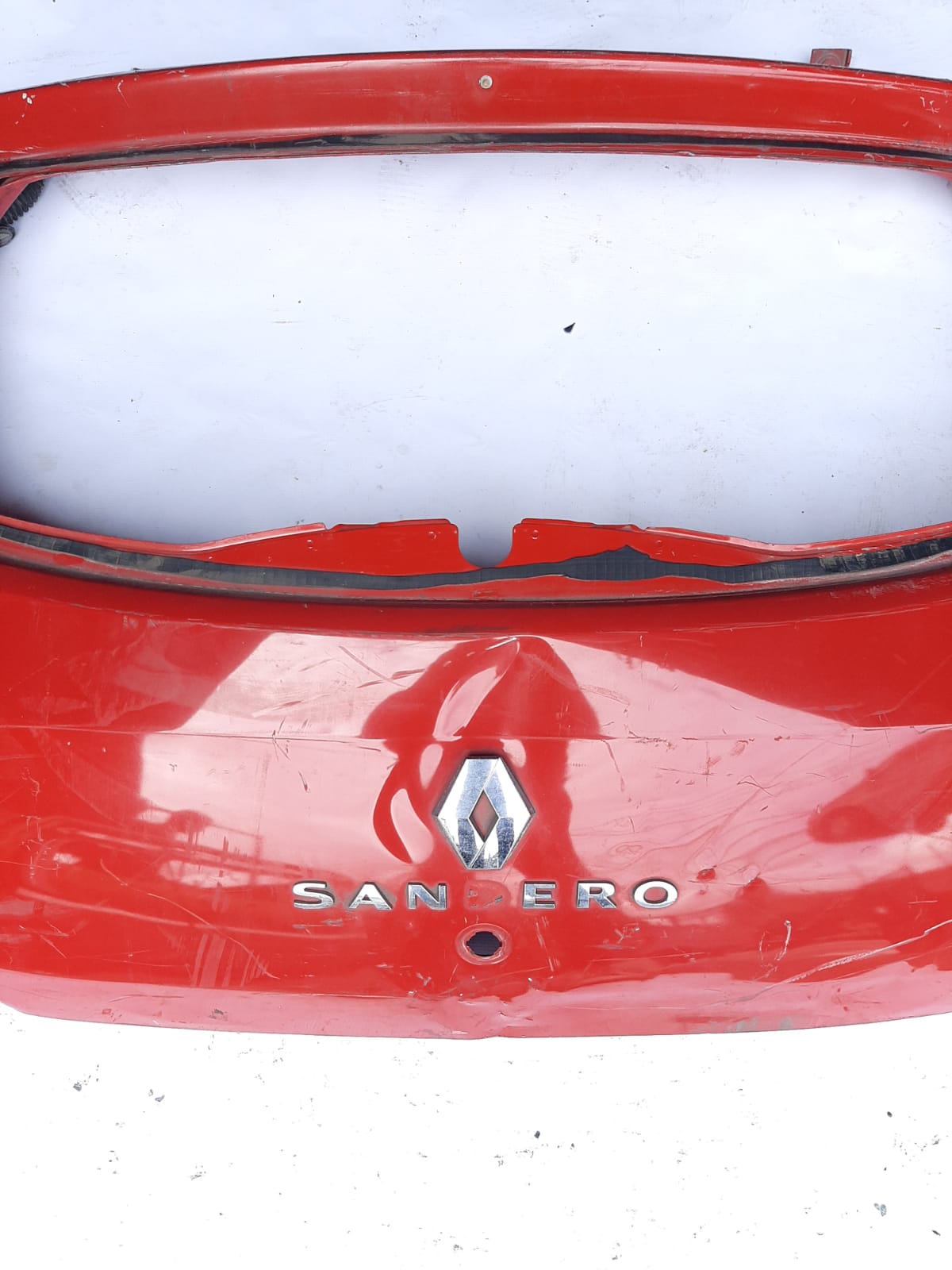 TAMPA TRASEIRA SANDERO 2014/2019 VERMELHA