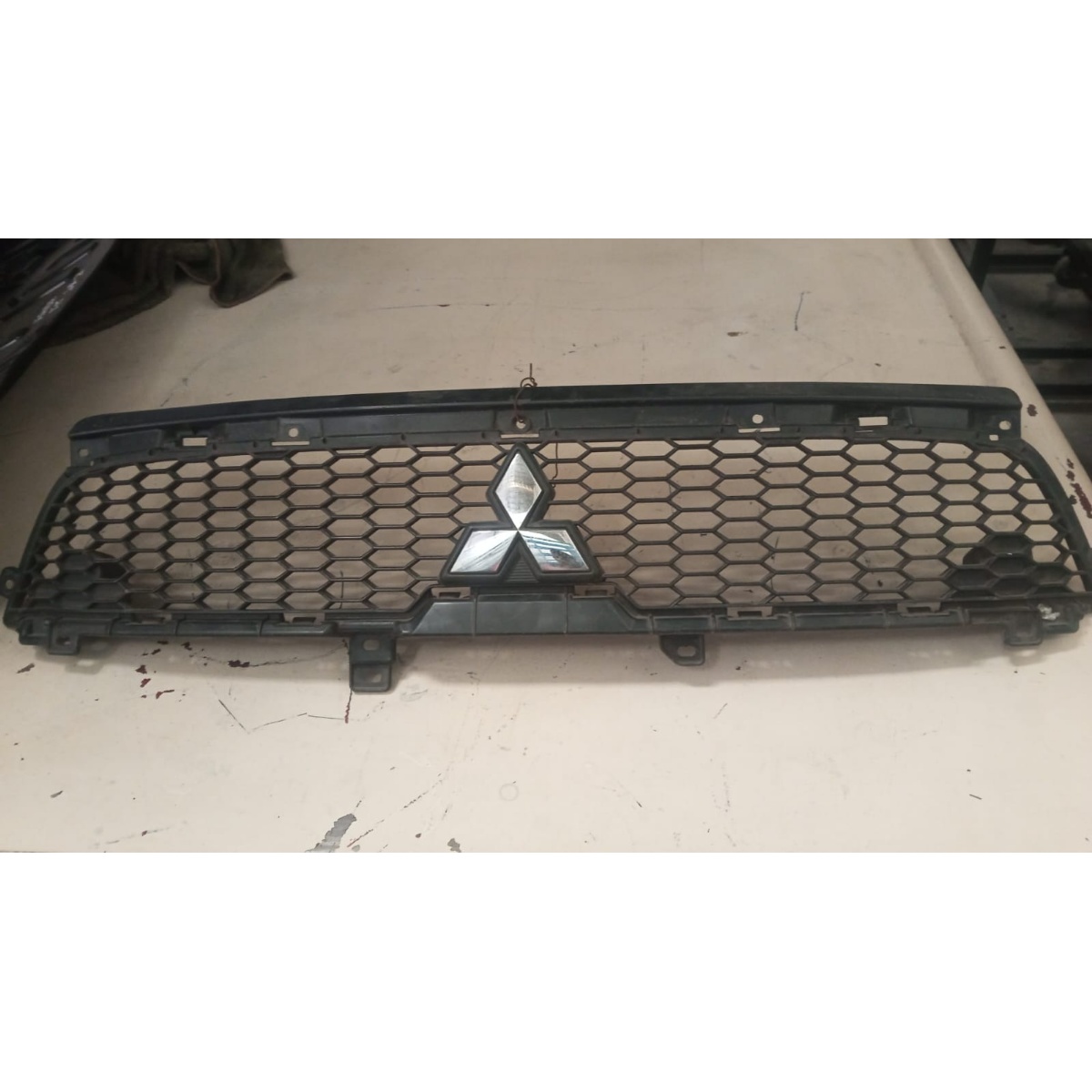 Grade Frontal Mitsubishi Outlander 2010-2013 6402a198 Preto Tela/grade