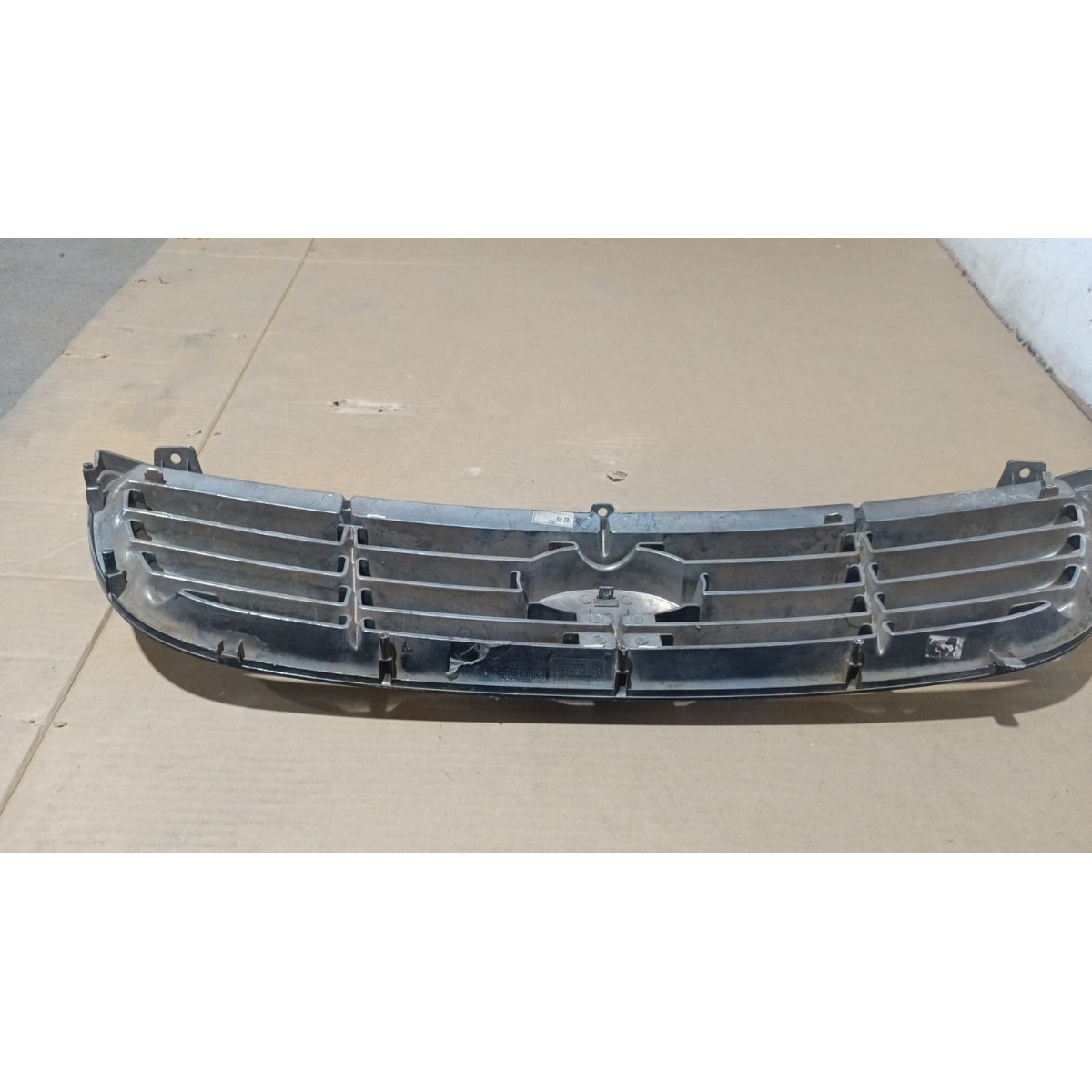 Grade Dianteira Kia Carnival Original Com Detalhe Pequeno Preto Cromado - Imagem 3