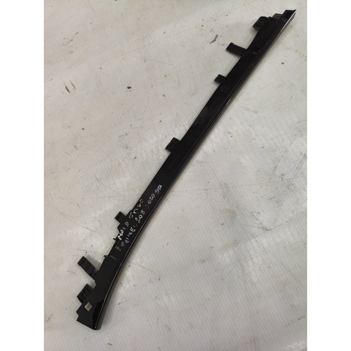 Moldura Friso Do Painel Peugeot 208 9823462080 2020 A 2026 - Imagem 2