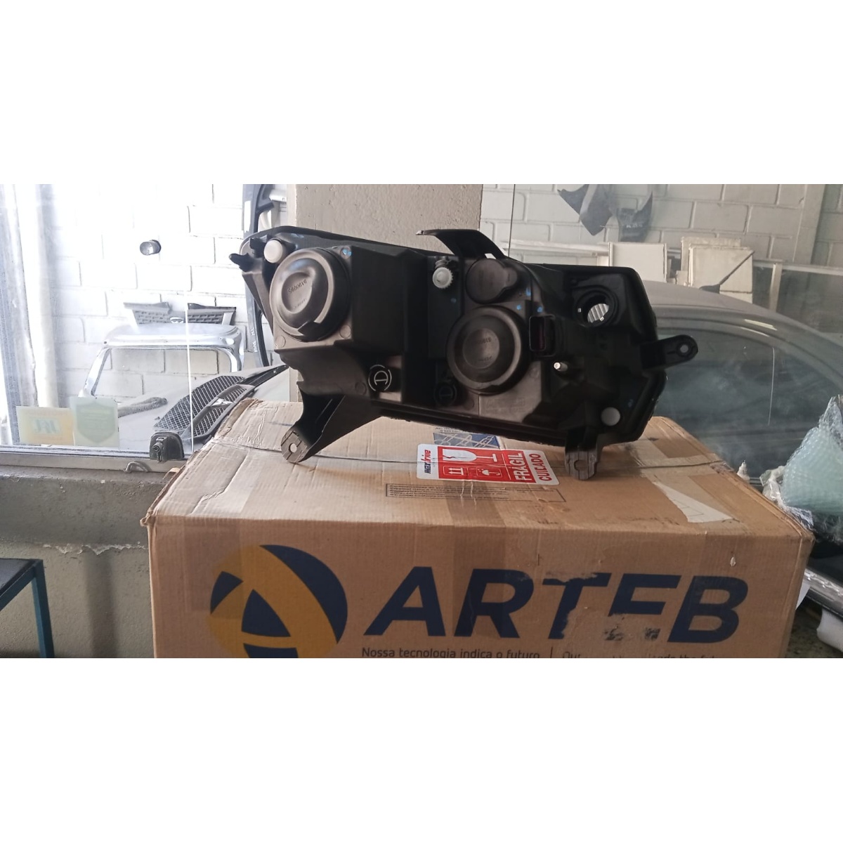 Farol Lado Esquerdo Logan Sandero 2014-2019 Arteb 0160983 Esquerdo/motorista - Imagem 2