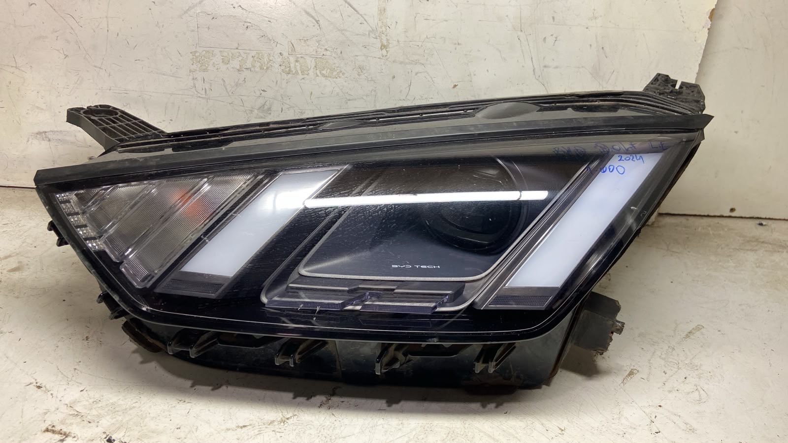 Farol Byd Dolf Lado Esquerdo 2024