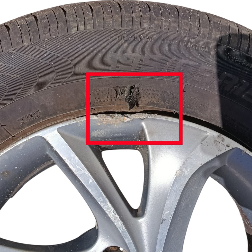RODA ARO 15 CITROEN - DETALHE PNEU RASGADO - Imagem 2