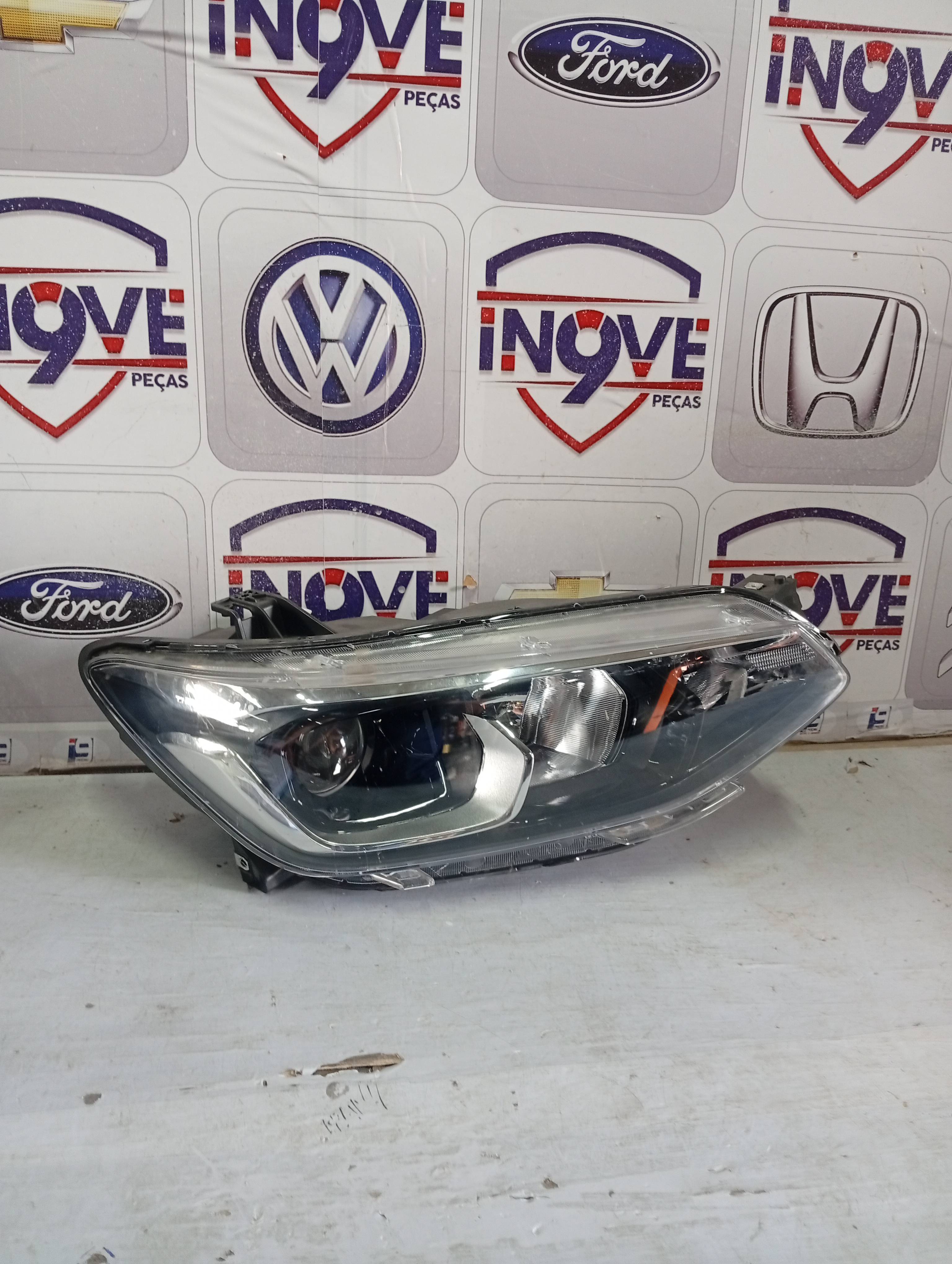 Farol Dianteiro Direito Tracker 2020-2023