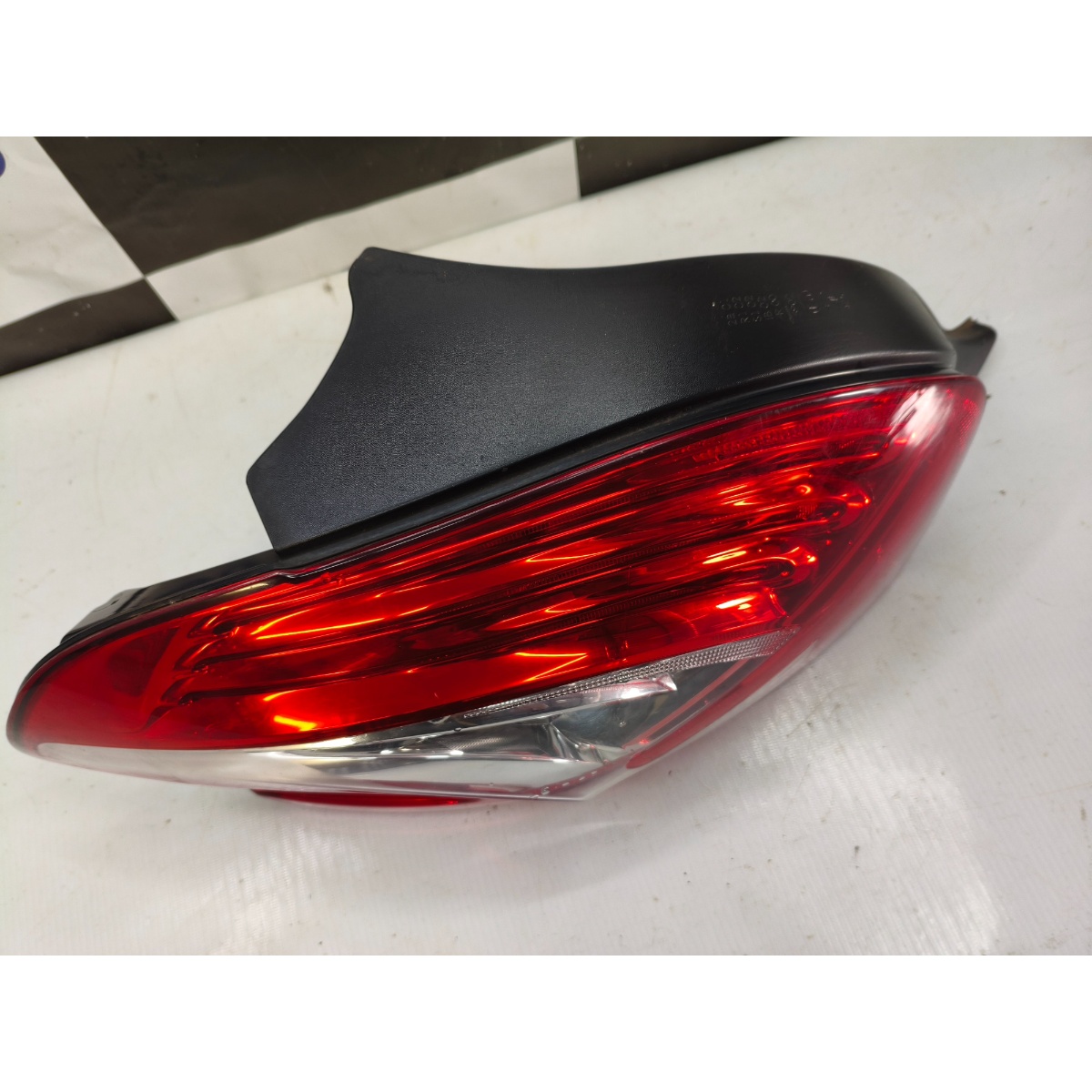 Lanterna Traseira Esquerda Peugeot 208 13/16 9677331180 Orig Esquerdo/motorista Vermelho - Imagem 4