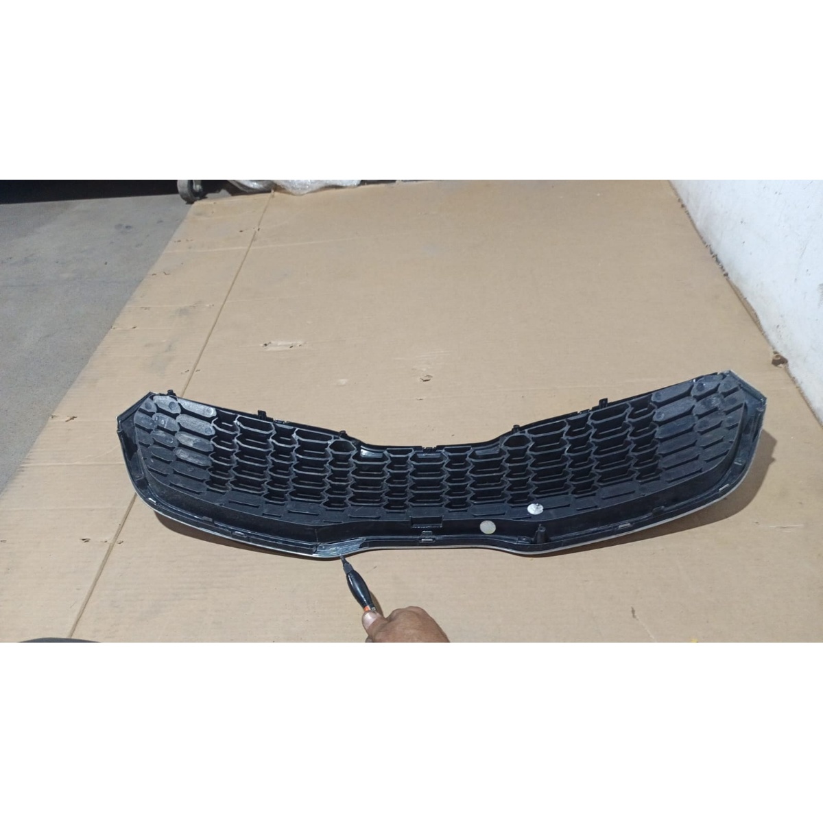 Grade Dianteira Kia Cerato 2014 Usado Original Com Avaria Preto Com Acabamento Cromado - Imagem 4