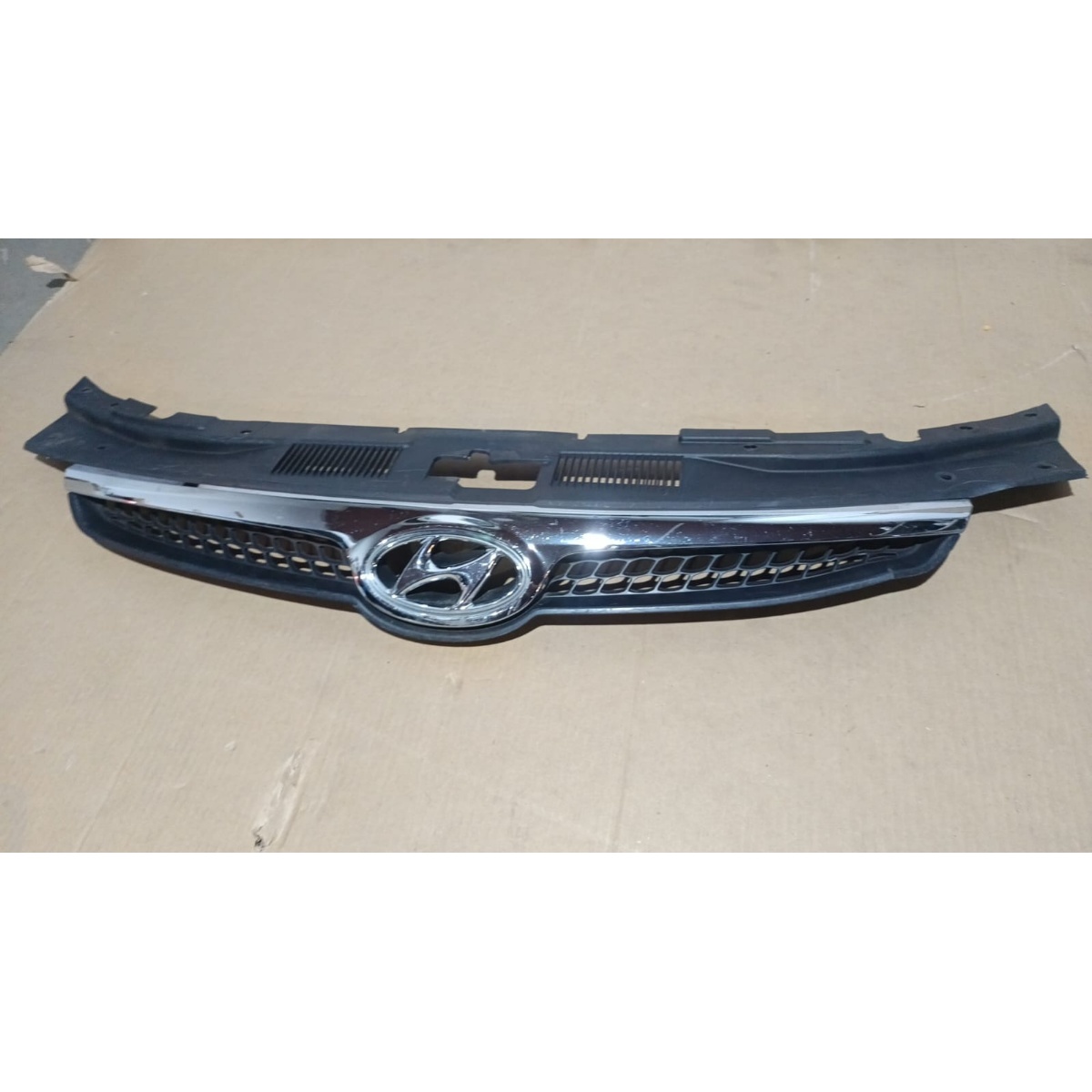 Grade  Hiunday I30 2010 Usado Original Com Avaria Pequeno Na Preto Cromado - Imagem 2