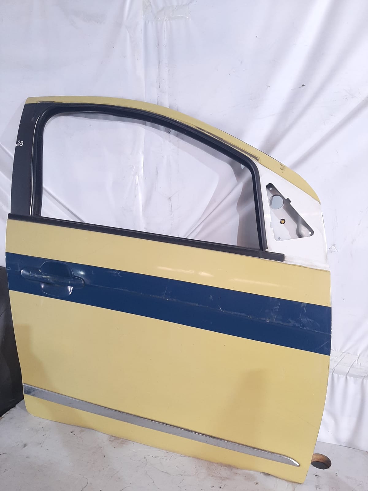 PORTA DIANTEIRA GRAN SIENA LADO DIREITO (AMARELO) - Imagem 2