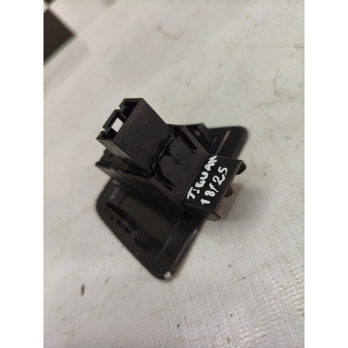 Interruptor Comando Porta Malas Vw Tiguan 18 A 25 3G0959831 - Imagem 3