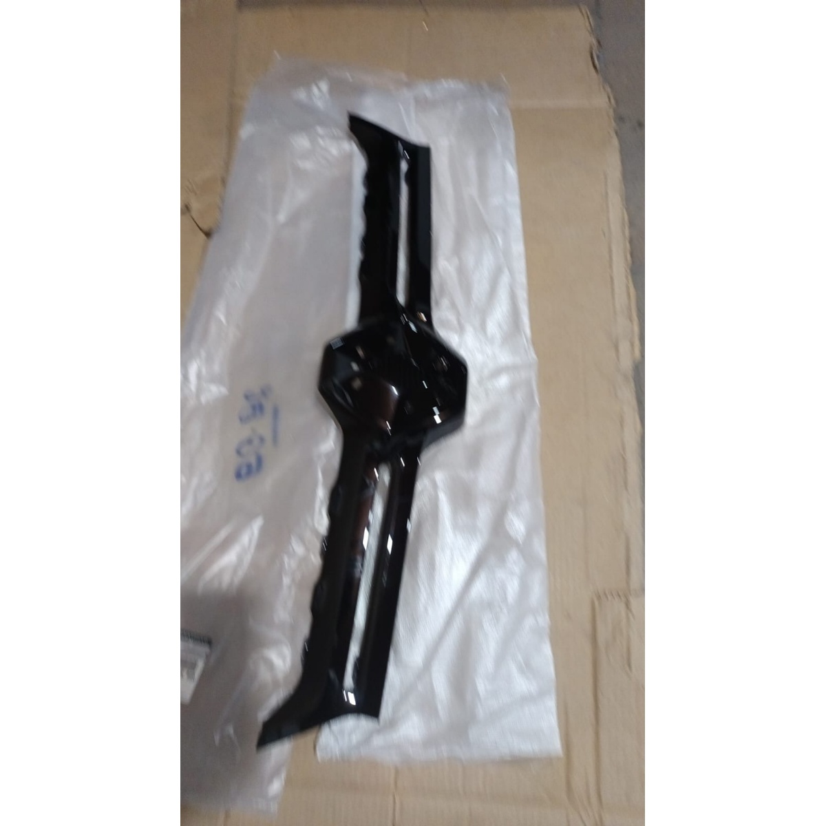 Aplique Da Grade Dianteira Renault Duster Novo Original Preto Brilhante - Imagem 2