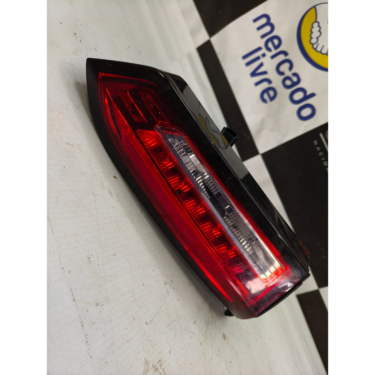 Lanterna Tampa Porta Malas Esq Cronos 2018 A 2026 14718041 Esquerdo/motorista Vermelha / Branca - Imagem 2