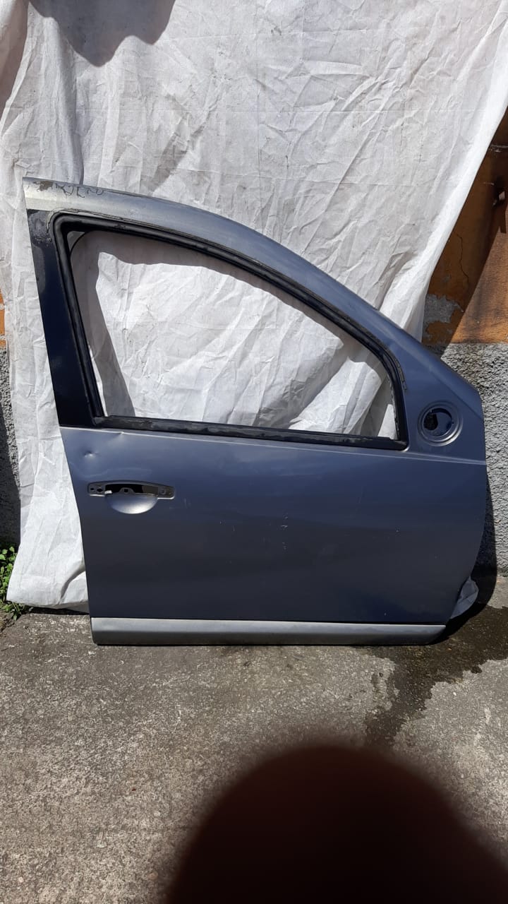 PORTA DIANT SANDERO 08/12 LD CINZA
