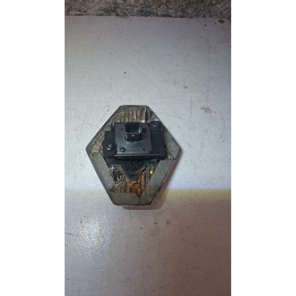 Emblema Simbolo Tampa Traseira Mala Renault Kwid Clio Camera Cromado/prata - Imagem 4