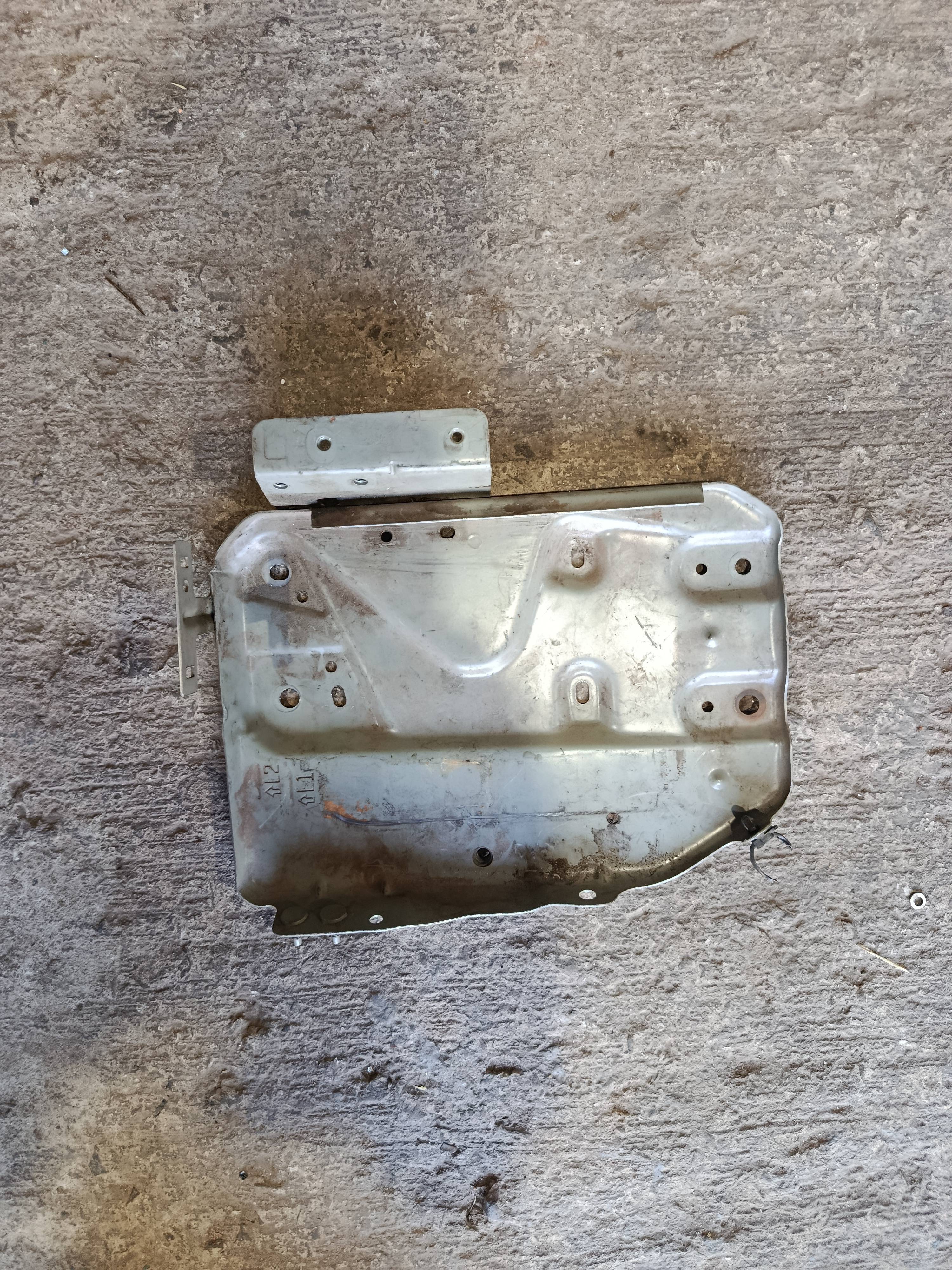 Suporte De Base De Bateria Do Nissan Versa 2015 Original