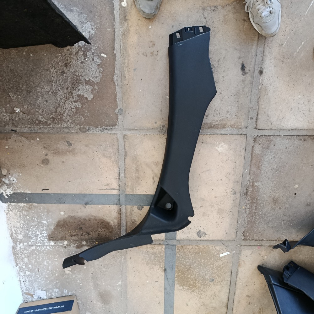 Acabamento lateral banco traseir direit Peugeot 308 2013 - Imagem 1