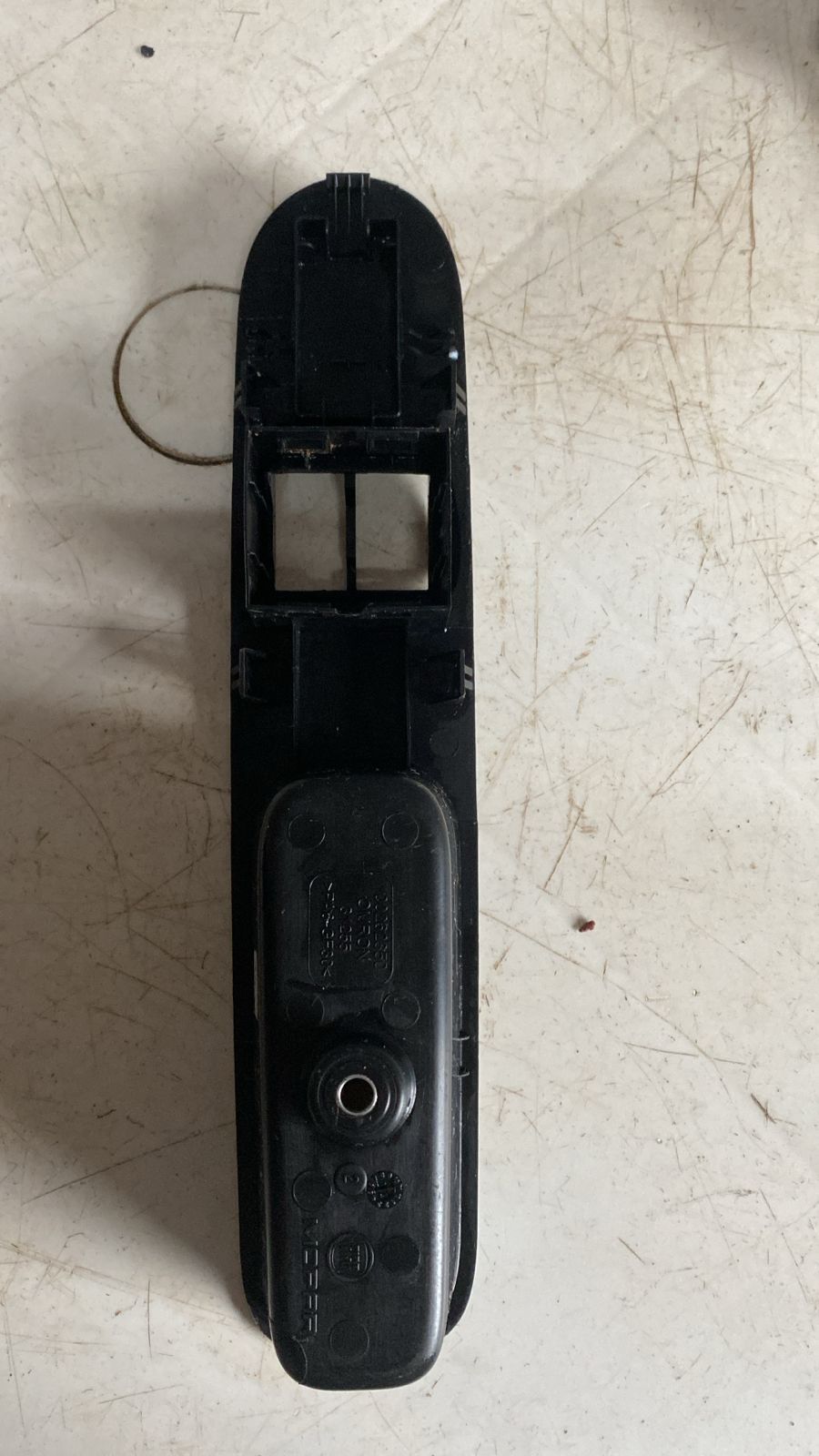 moldura do botão do vidro lado esquerdo motorista mobi - Imagem 1
