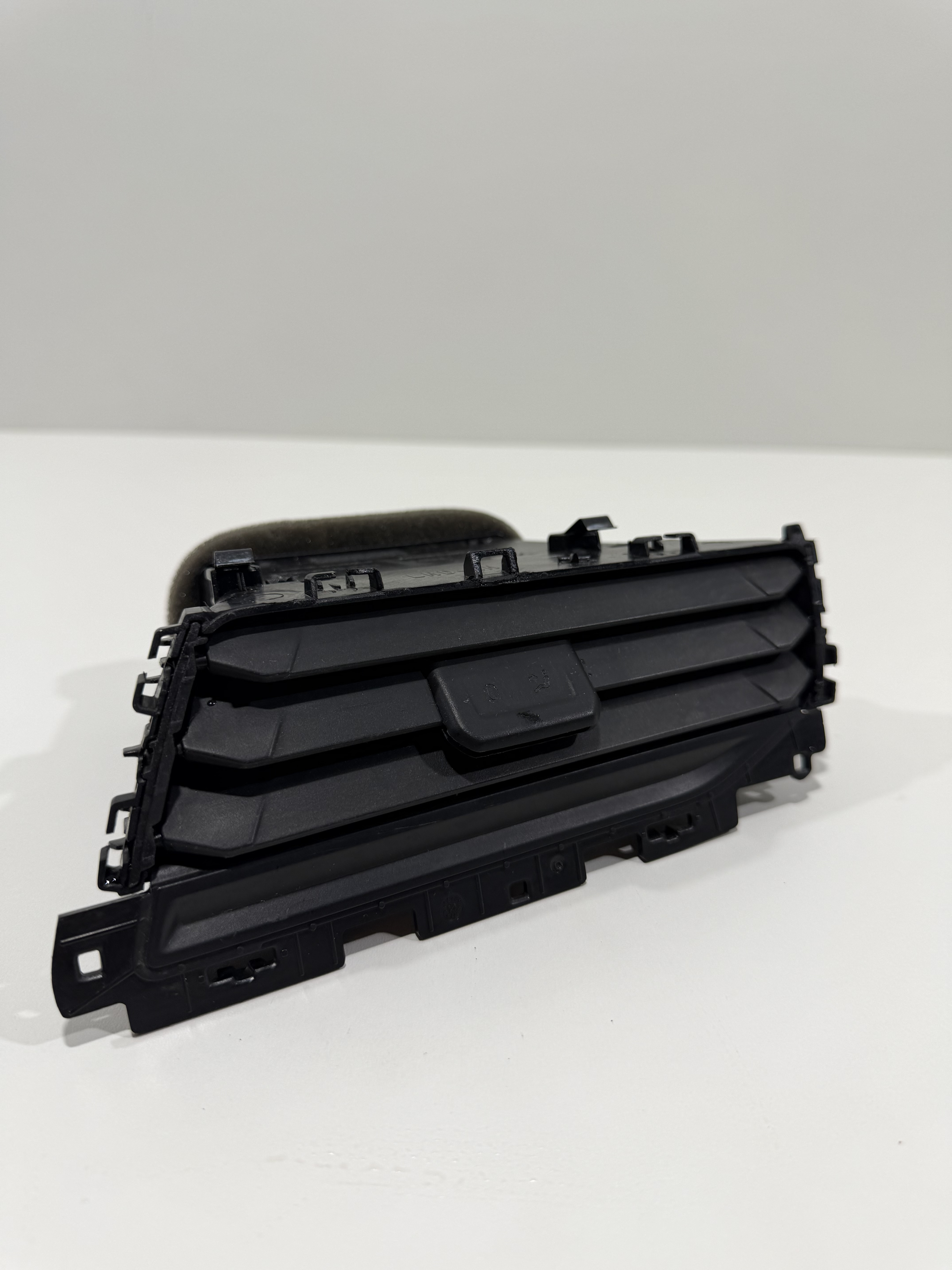 Difusor de Ar Lat. Dir - Volkswagen Polo Track 6EA819704FEDW - Imagem 2