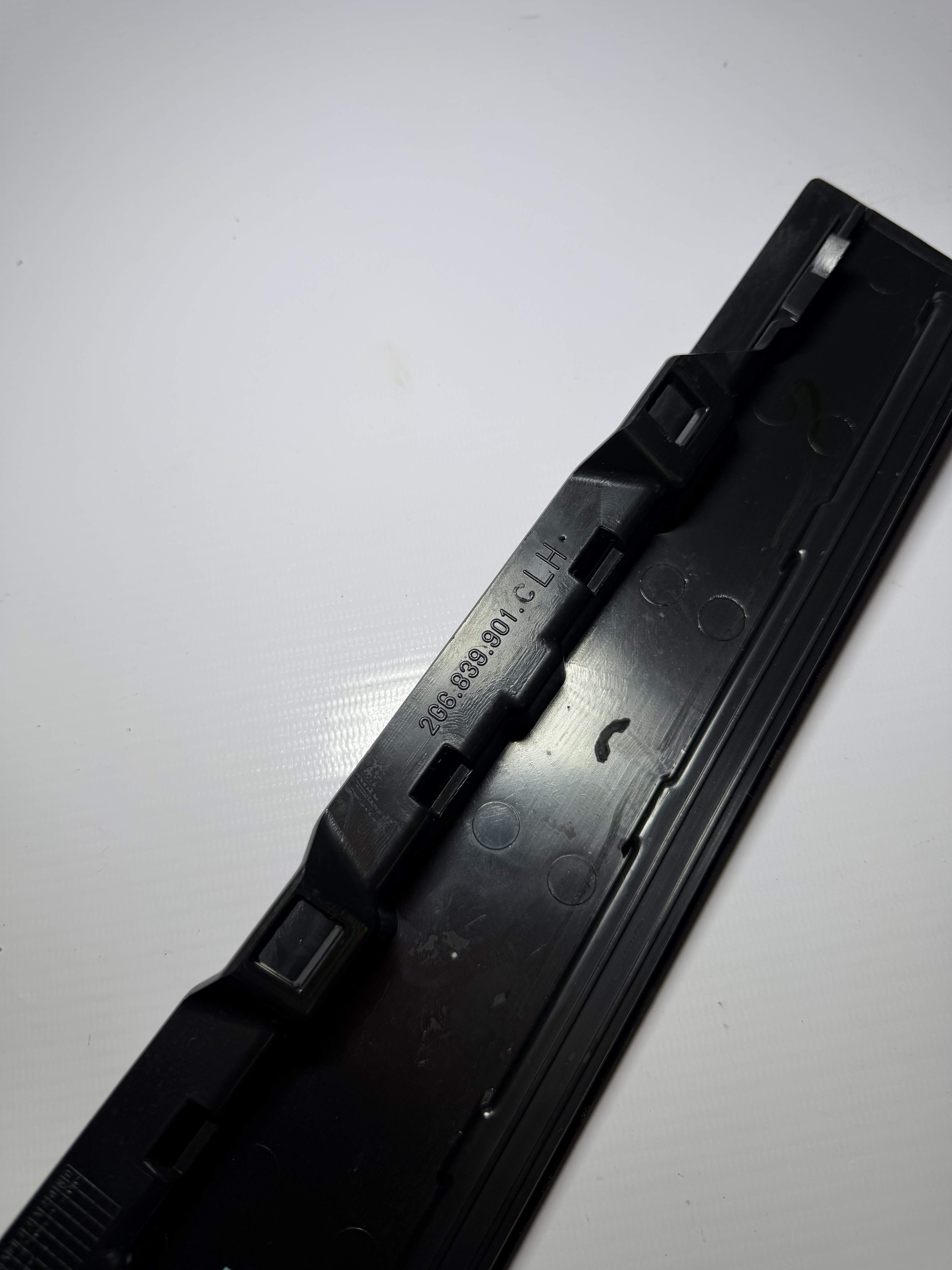 Acabamento Coluna Traseira Esquerda VW Polo 2G6839901C - Imagem 3