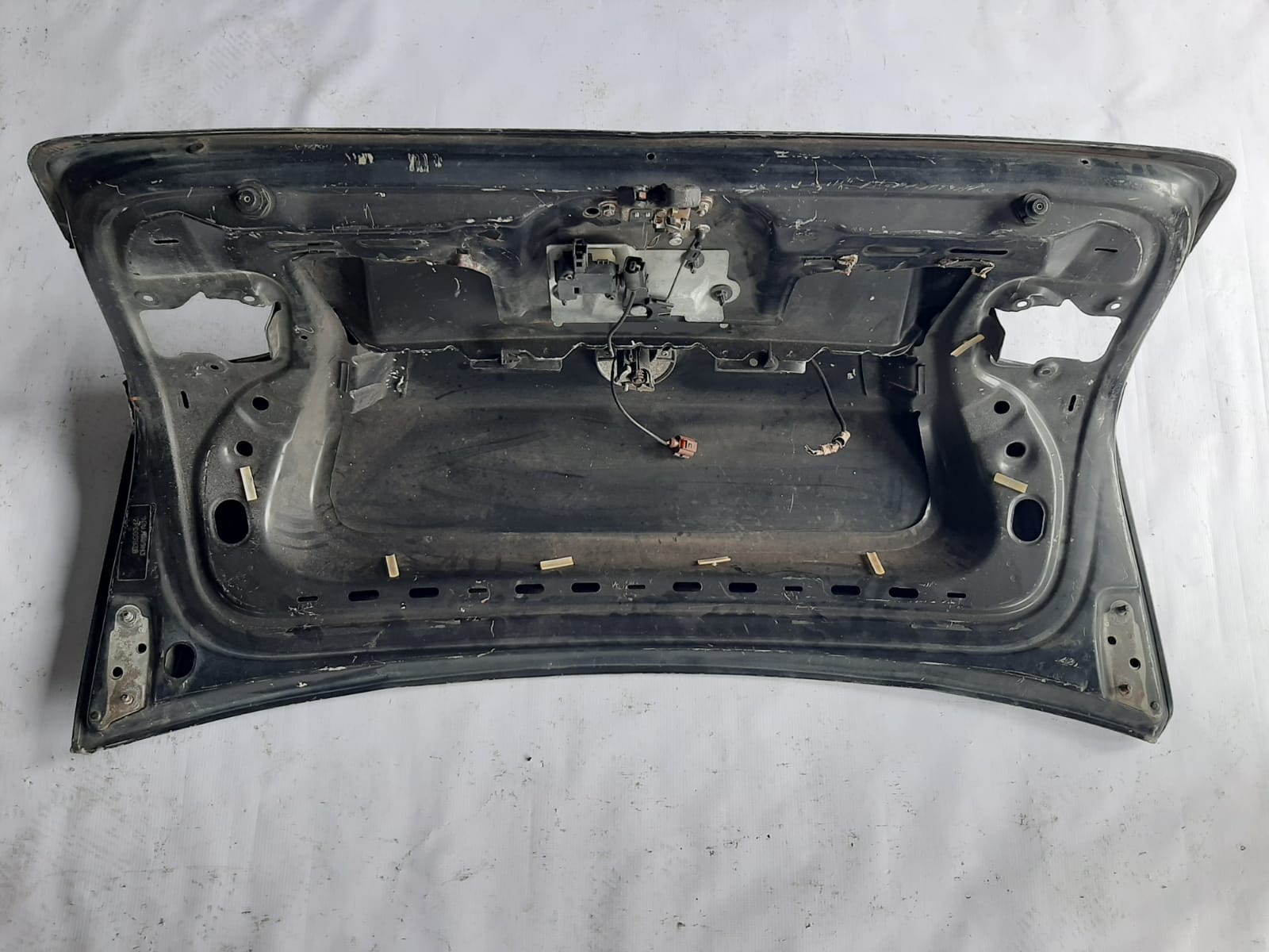 TAMPA TRASEIRA POLO SEDAN 2003/2014 (PRETA) - Imagem 4