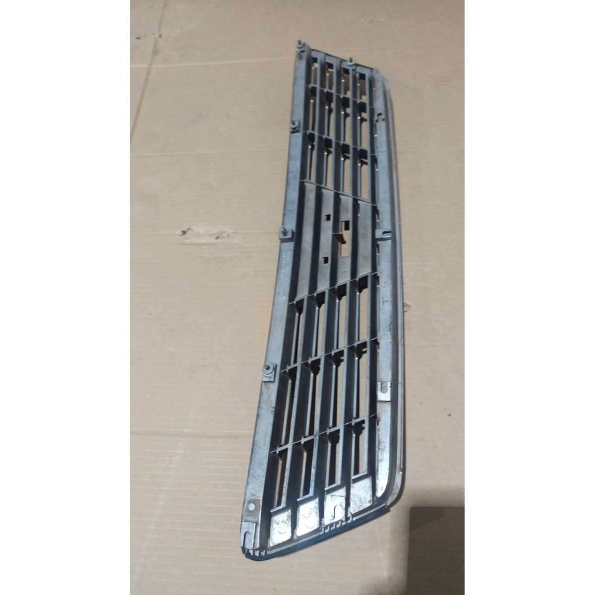 Grade Dianteira Kia Carnival Usado Original Com Detalhe Pequ Preto Cromado - Imagem 3