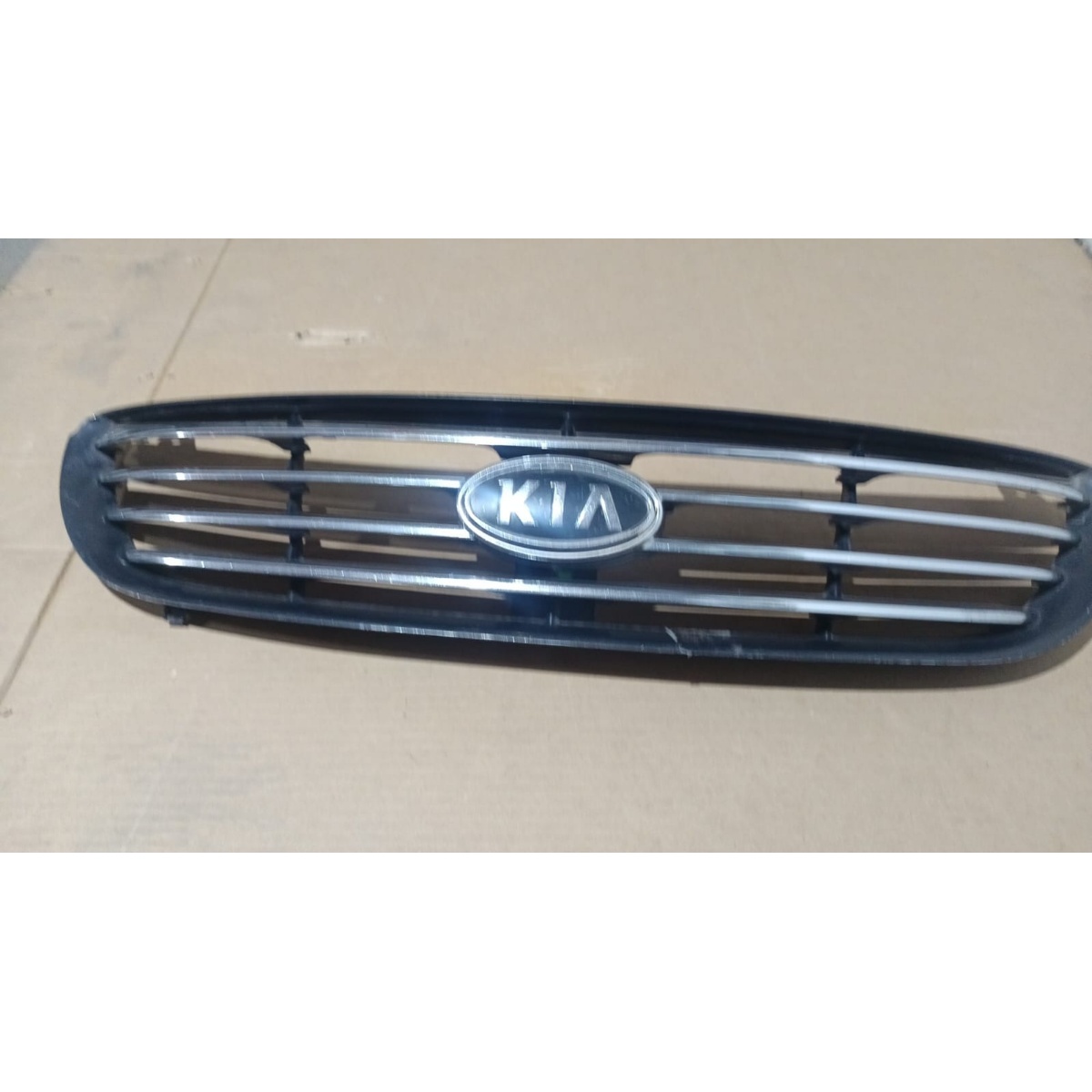 Grade Dianteira Kia Carnival Original Com Detalhe Pequeno Preto Cromado