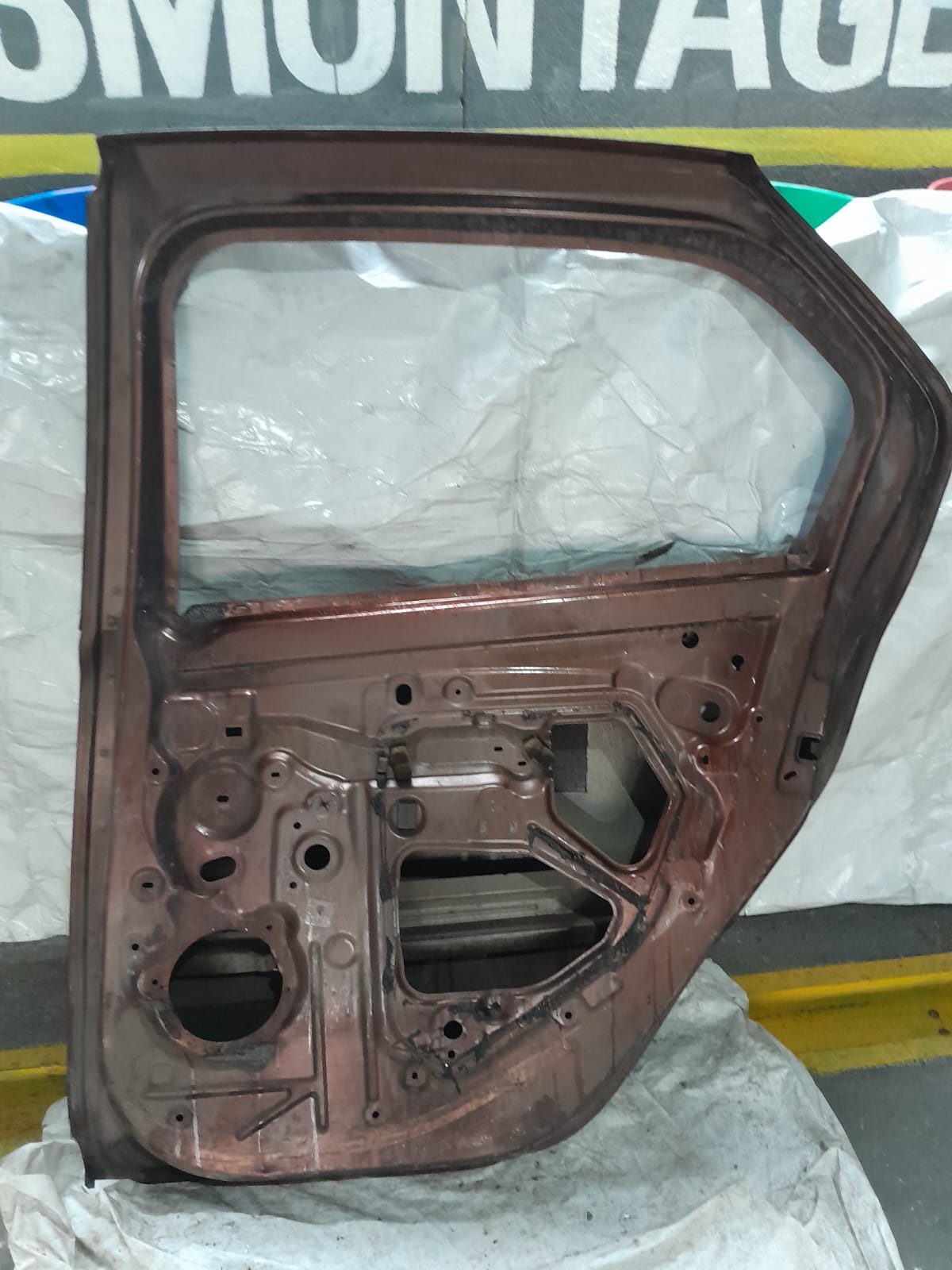 PORTA TRAS RENAULT LOGAN 16/18 LD VINHO - Imagem 2