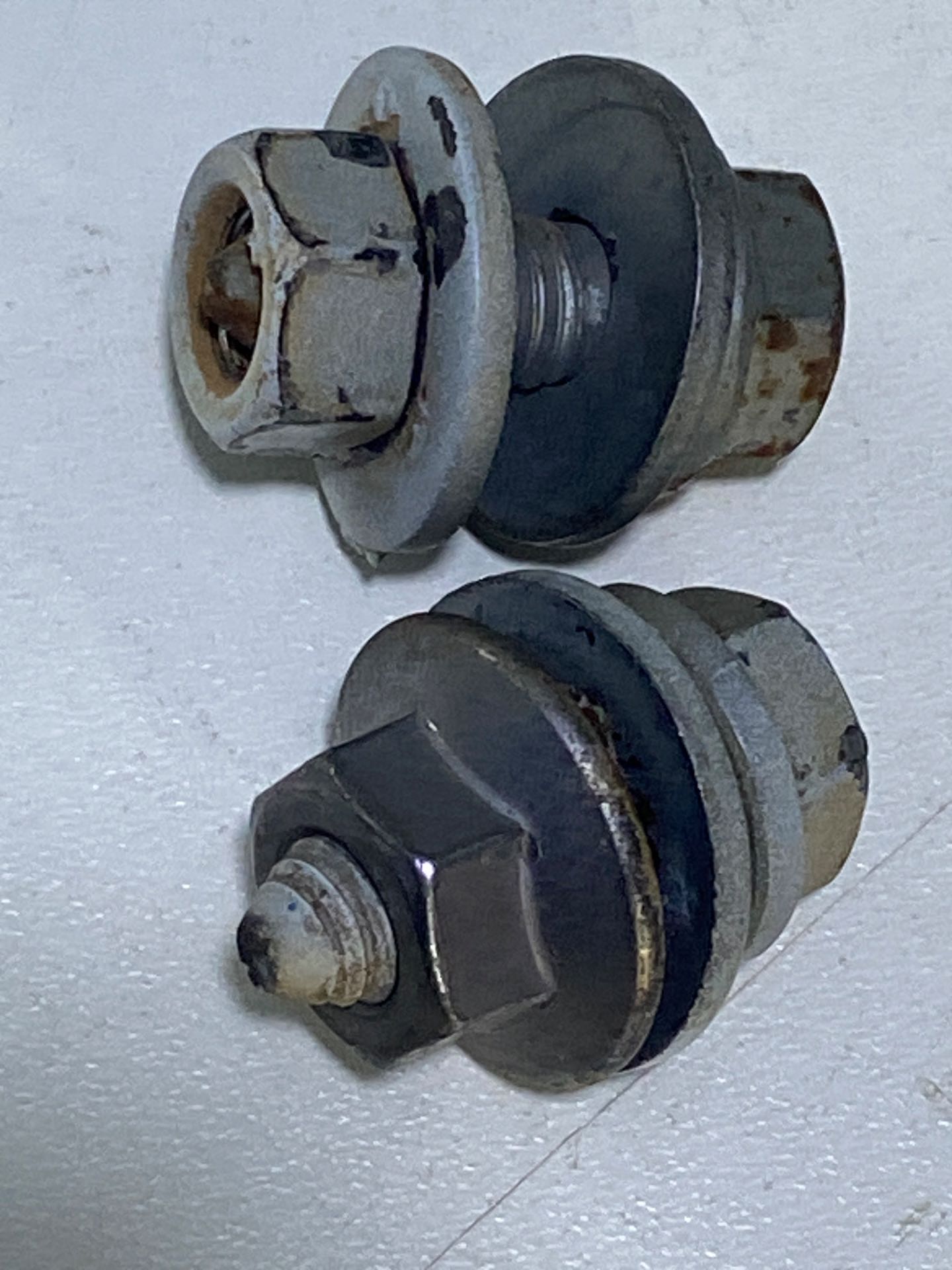 Parafusos C/ 02 Unidades Capô Sprinter 2002/2011 Original