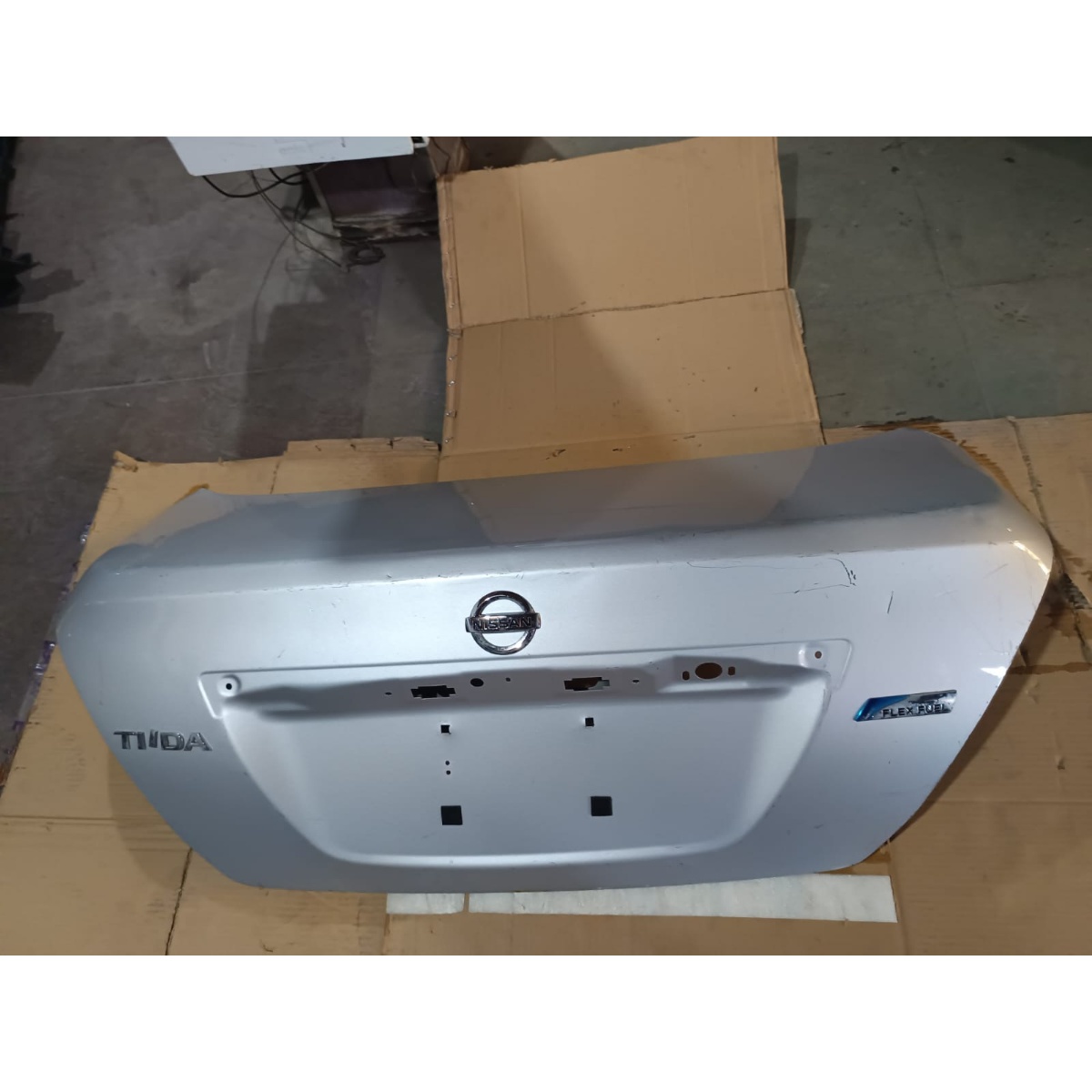 Tampa Traseira Nissan Tida Sedan 2012 Prata - Imagem 2