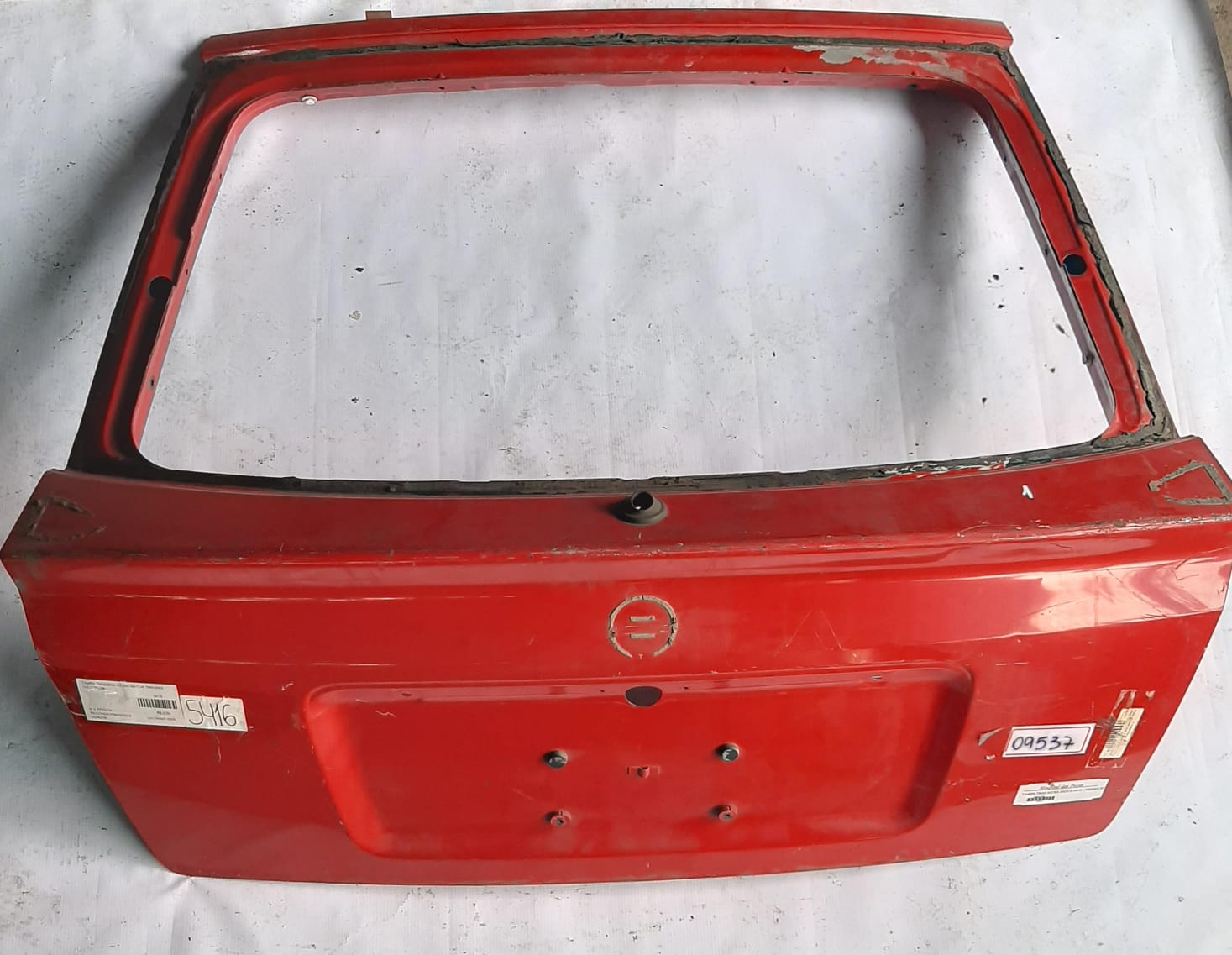 TAMPA TRASEIRA ASTRA HATCH 1999/2002 (VERMELHA)