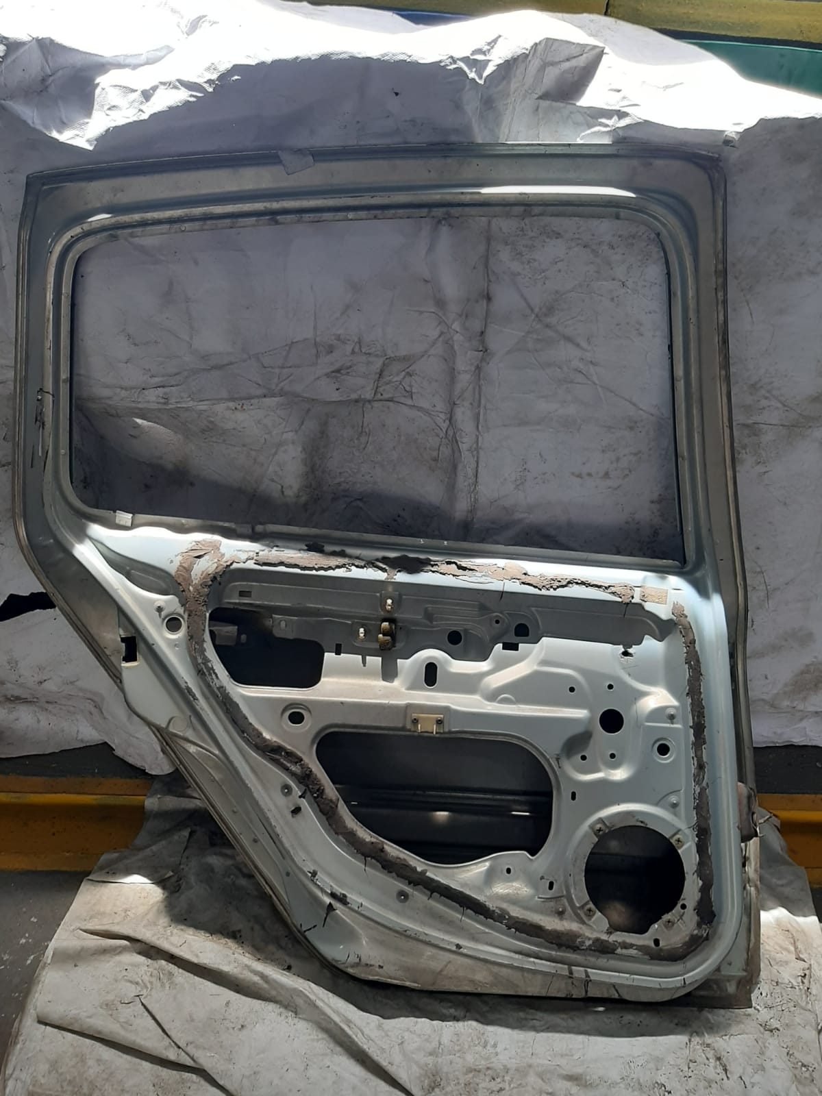 PORTA TRAS RENAULT CLIO 00/05 LE PRATA - Imagem 2