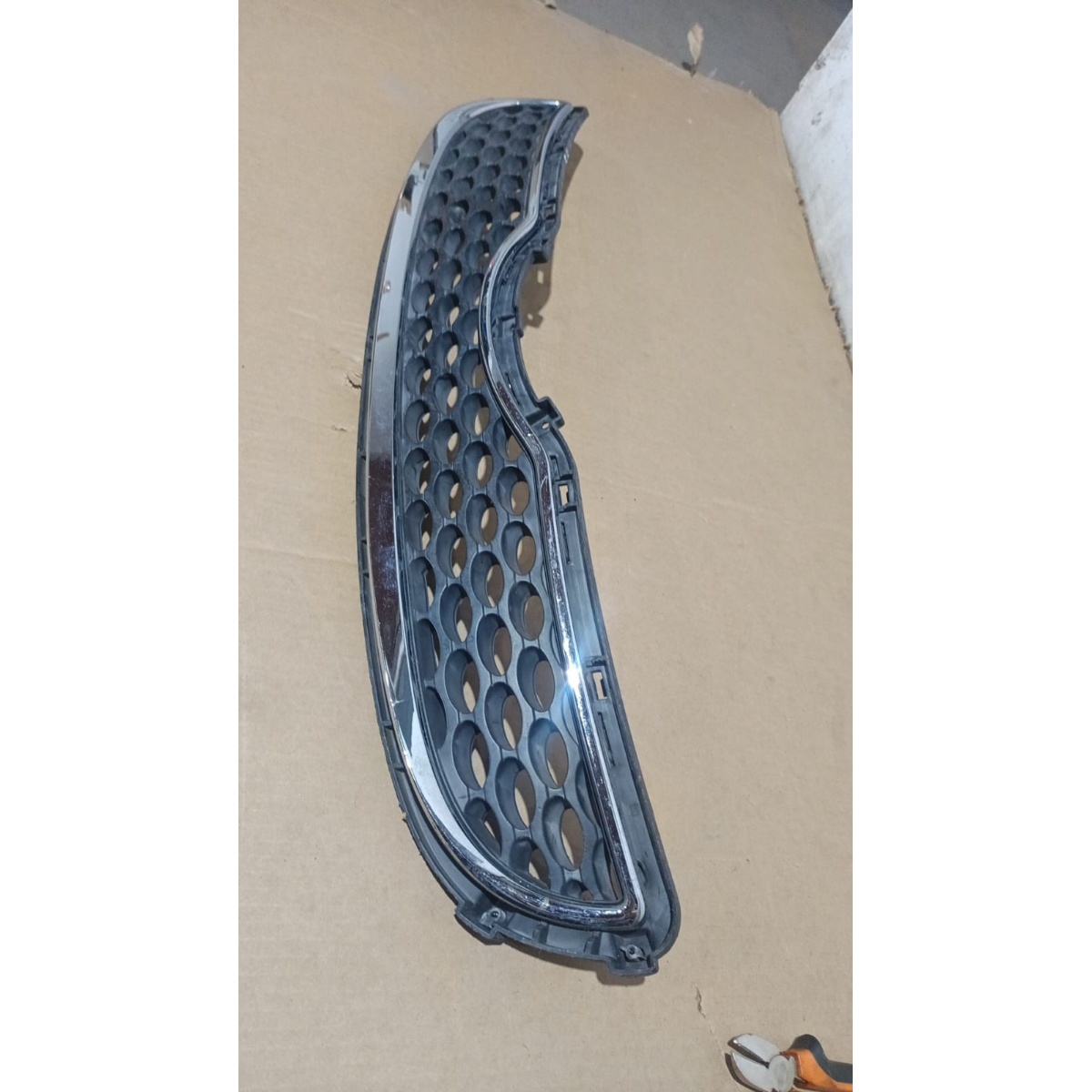 Grade dianteira JAC J2 Usado original com detalhe pequeno