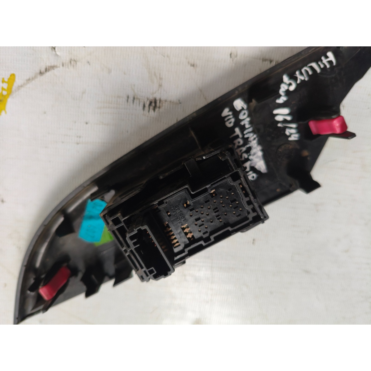 Moldura Botão Vidro Tras Dir Hilux Sw4 16/24 74271-0K370 - Imagem 4