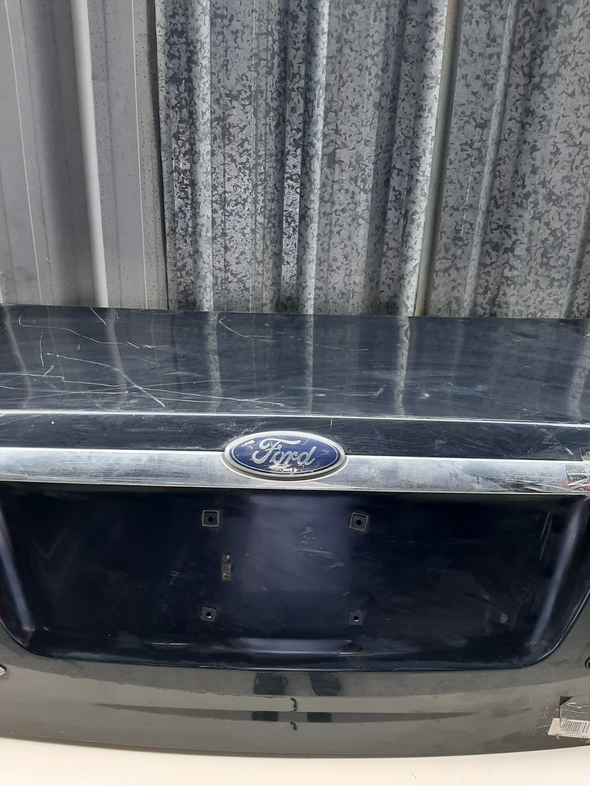 TAMPA TRASEIRA FORD FUSION 2009/2012 (PRETA) - Imagem 3