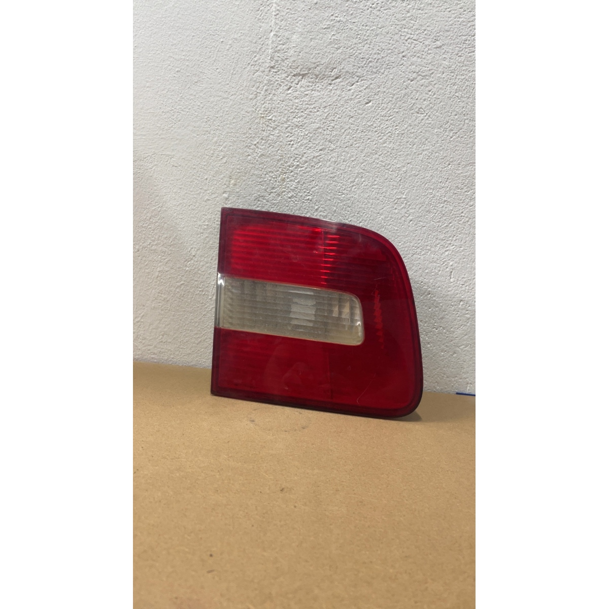 Lanterna Traseira Esquerda Polo Sedan Esquerdo/motorista Vermelho E Claro (vermelho Com Parte Translúcida)