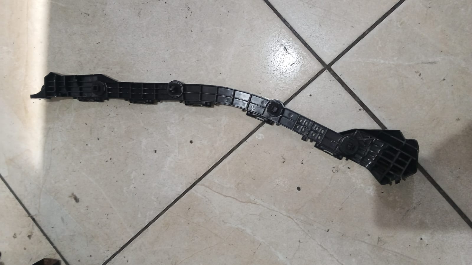 Suporte Guia Parachoque Traseiro Esquerdo Corolla
