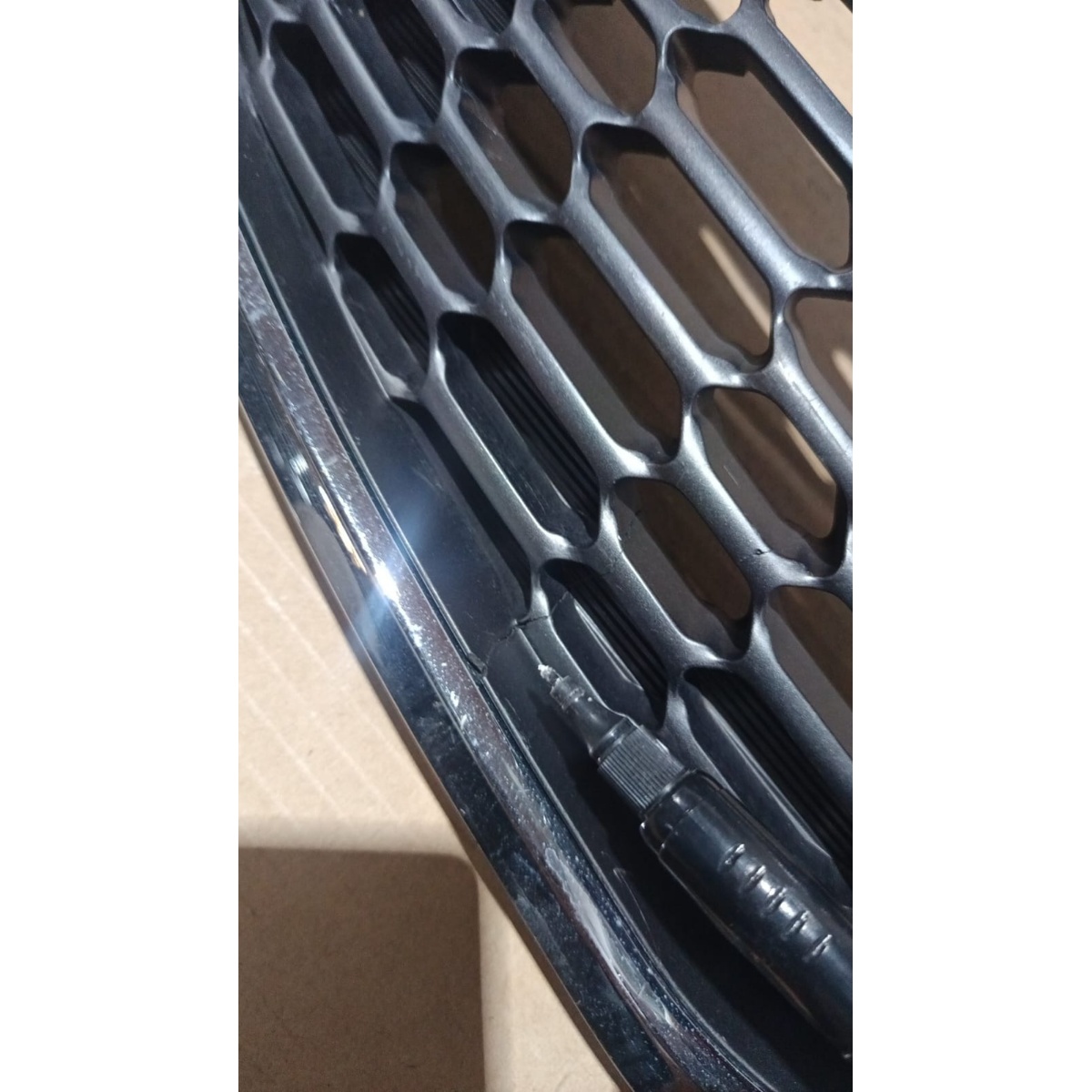 Grade Dianteira Kia Cerato 2014 Usado Original Com Avaria Preto Com Acabamento Cromado - Imagem 2