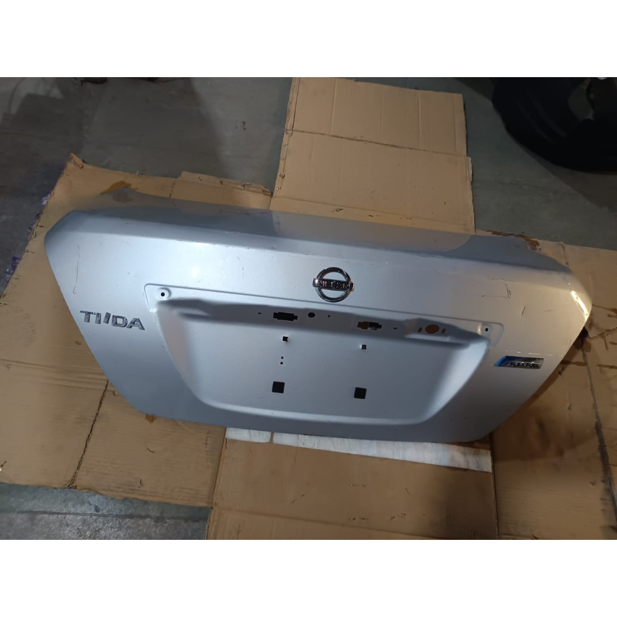 Tampa Traseira Nissan Tida Sedan 2012 Prata
