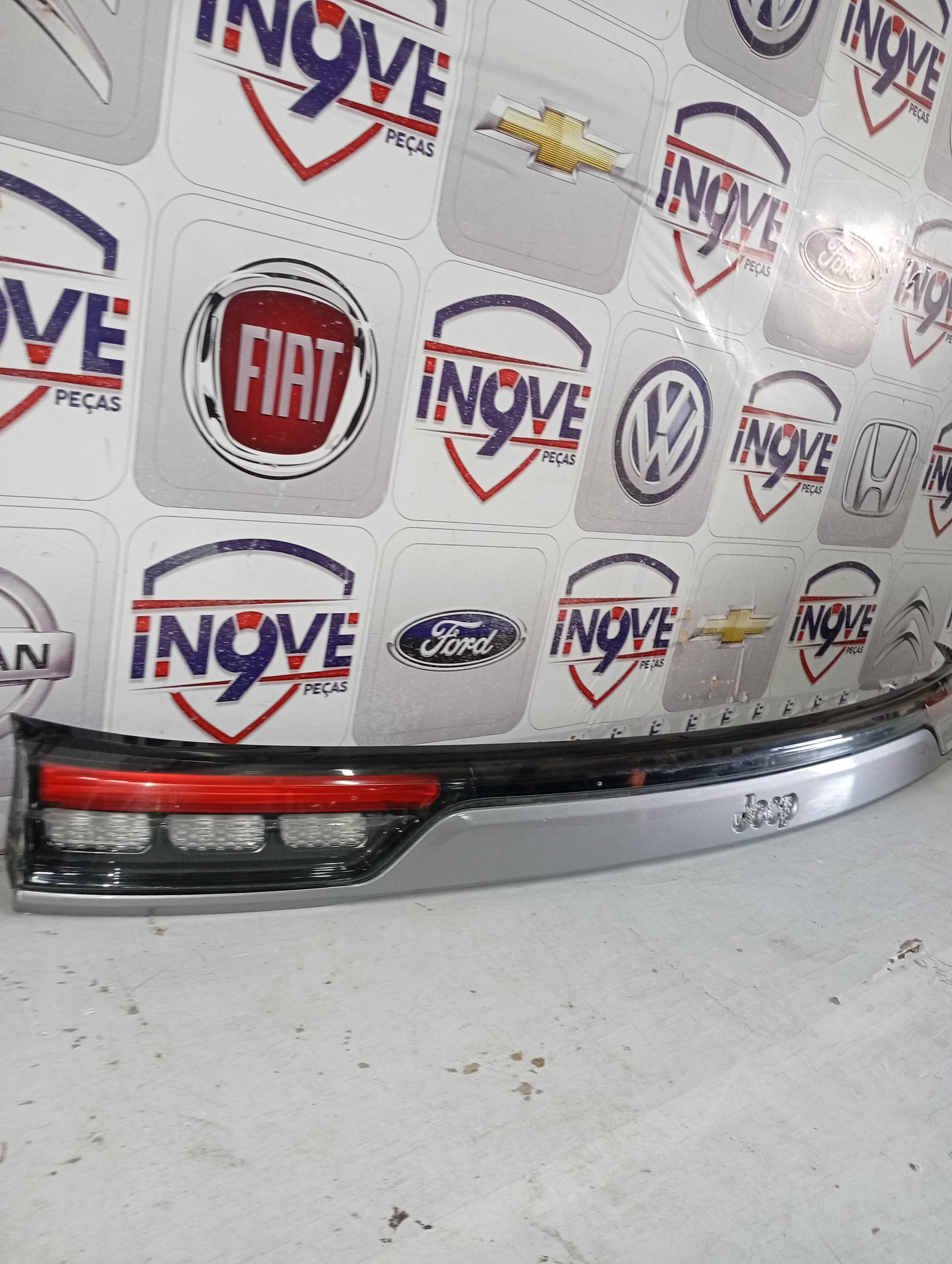 Lanterna Tampa Traseira Central Jeep Commander - Imagem 2