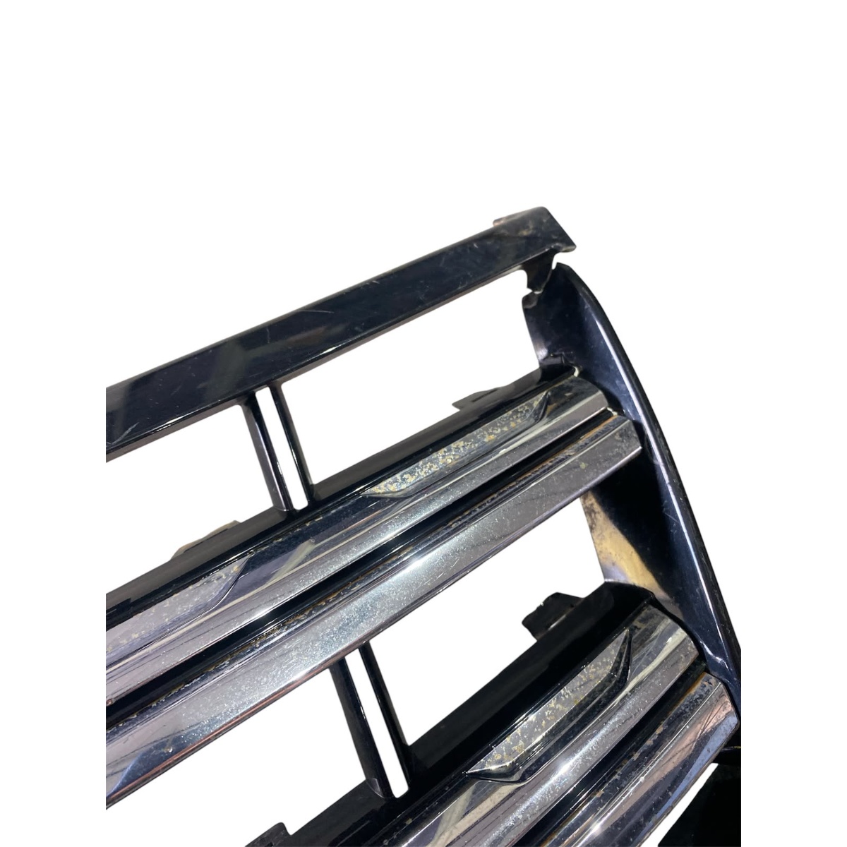 Grade Vw Amarok 17/24 Original Obs: Detalhe Na Lateral L.d - Imagem 4