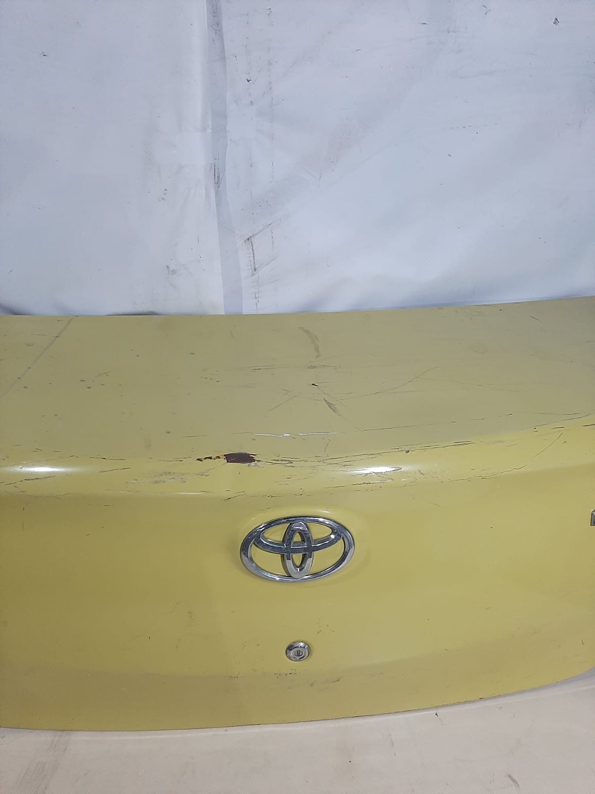 TAMPA TRASEIRA ETIOS ( AMARELO)