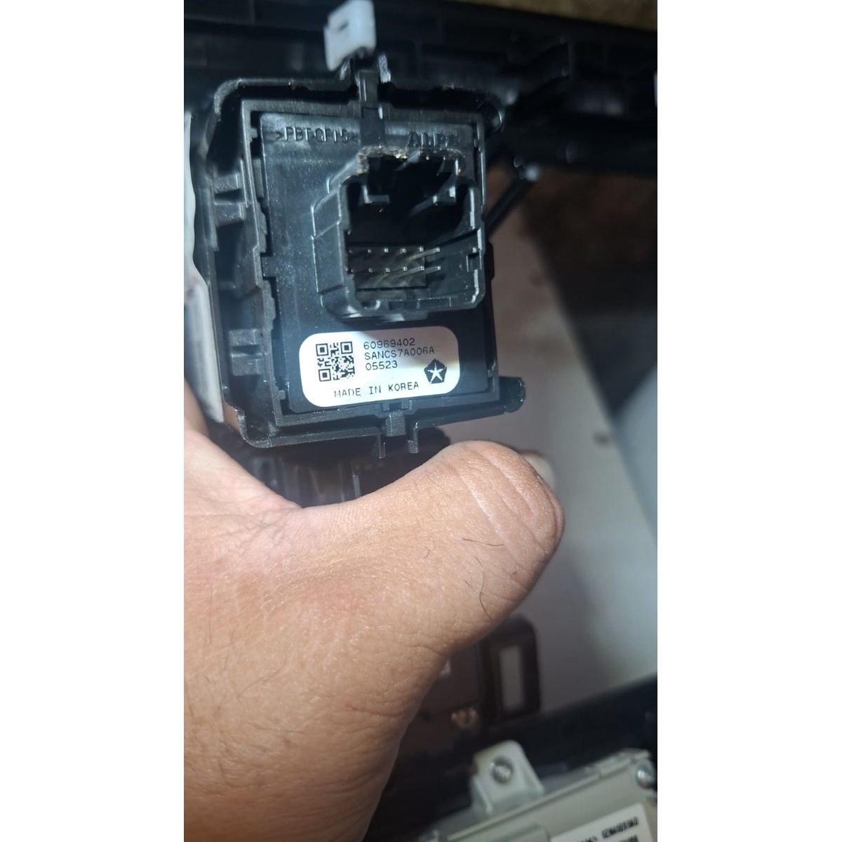 Moldura Botão Freio Mão Jeep Compass/Commander 21/ 608478365 - Imagem 2